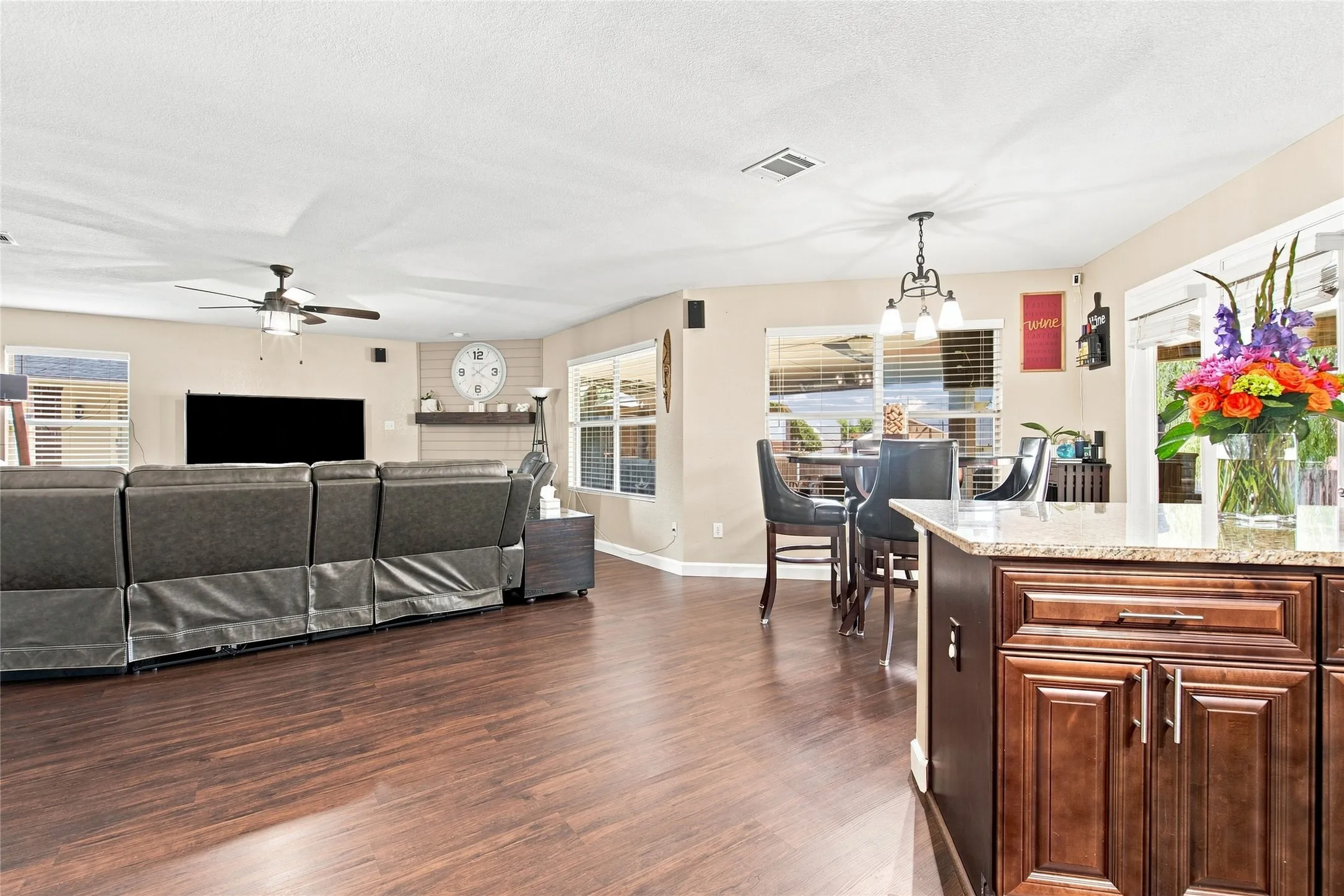 Single Family Residence For Sale in Tarrant County , 4917 Trail Hollow Drive, Fort Worth, Texas 76244, 4 Bedroom, 3 Bathroom, 2 Garage spaces, 2,601 Sqft, built in 2004, mls#21362333, Real Estate Agent in Fort Worth, Homes For Sale in Tarrant county, Homes For Sale in Fort Worth, Realtor in Fort Worth Texas, Real Estate Brokerage Independent Realty Texas, Luminita Cordes Realtor