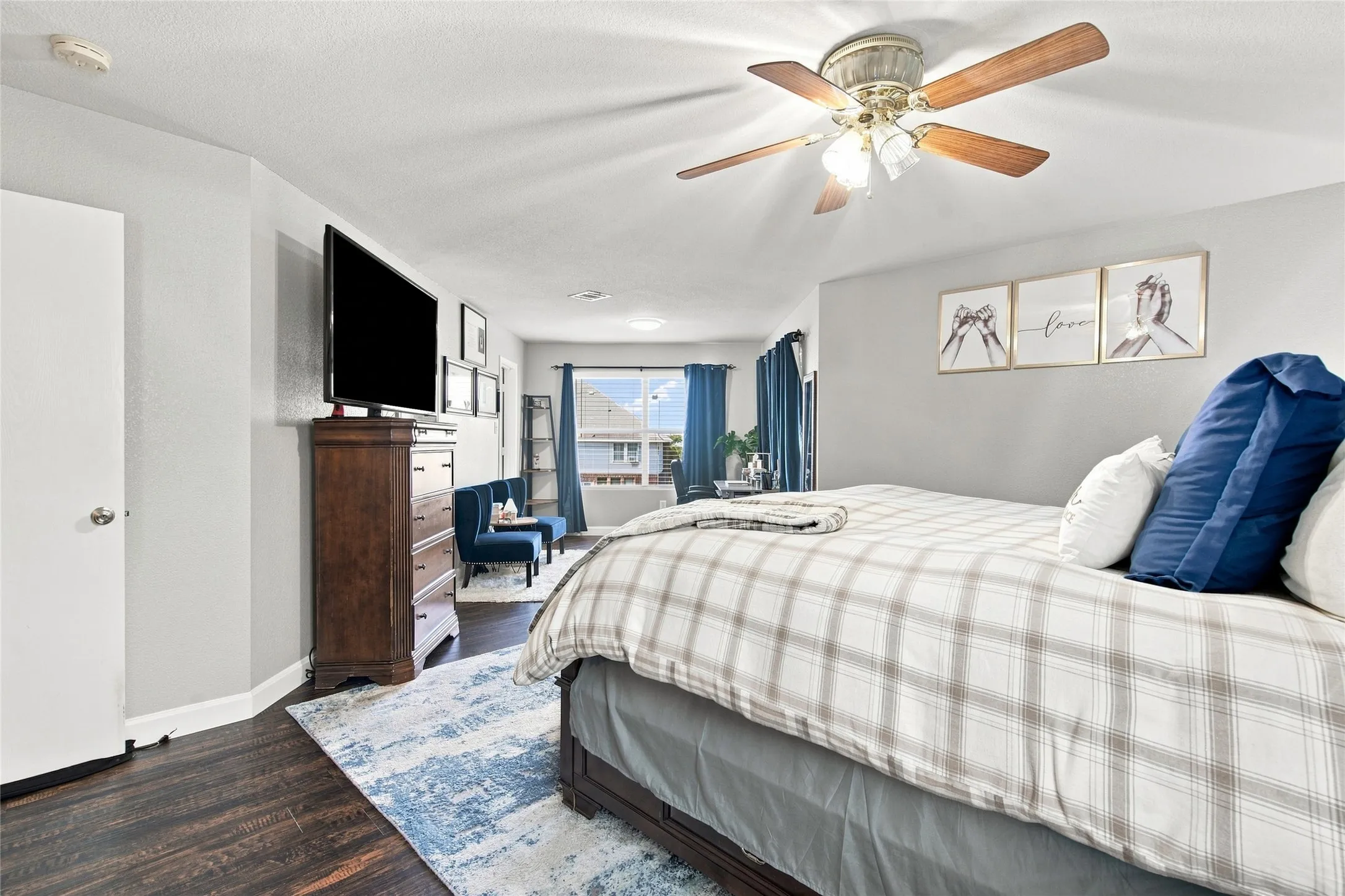 Recessed lighting, wood-finish flooring, ceiling fan with integrated lighting, window with drapes