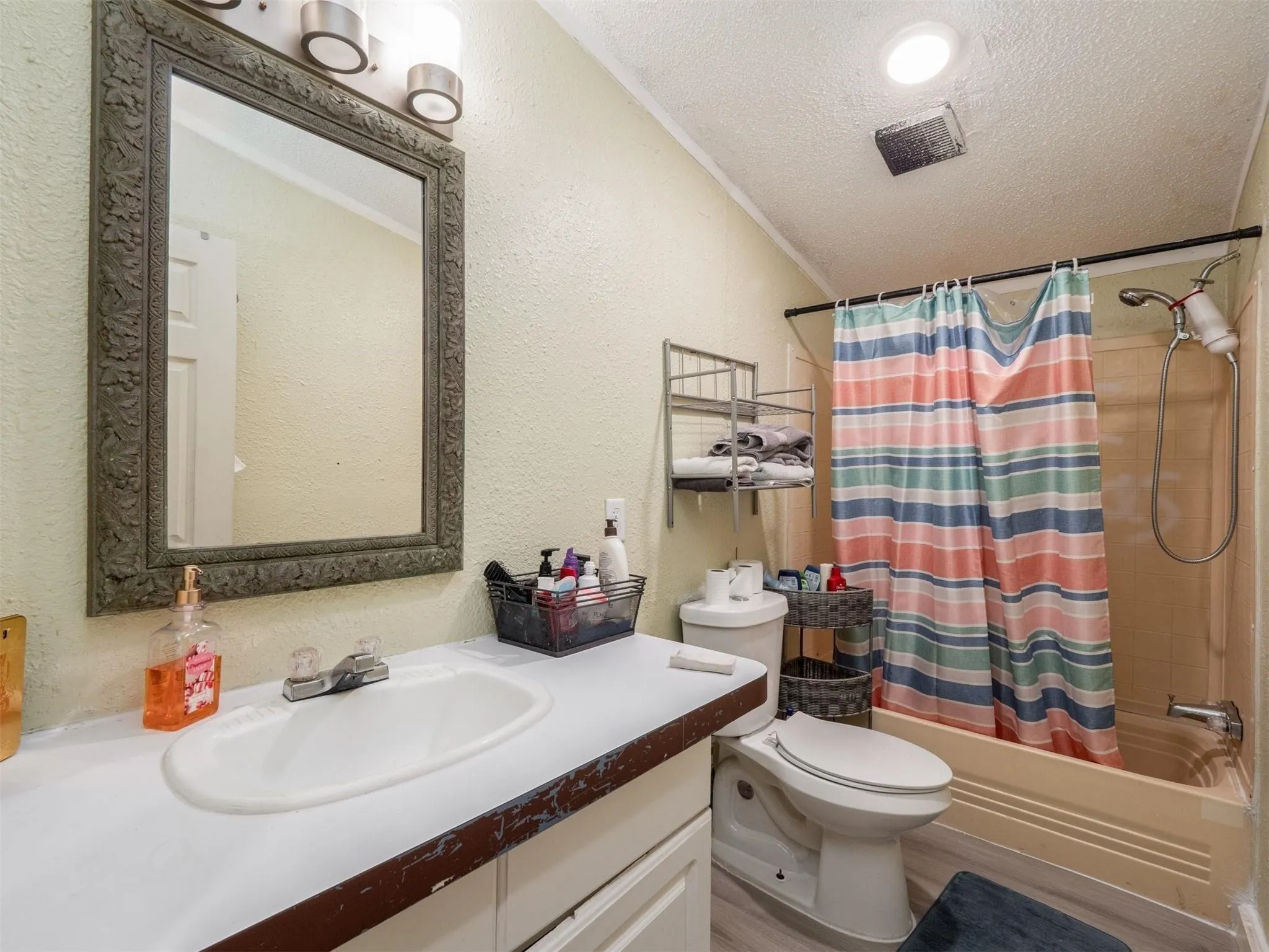 Mobile Home For Rent in Hunt County , 8591 W Ridge Drive, Quinlan, Texas 75474, 4 Bedroom, 2 Bathroom, Garage spaces, 2,105 Sqft, built in 1998, mls#21363883, Real Estate Agent in Quinlan, Homes For Rent in Hunt county, Homes For Rent in Quinlan, Realtor in Quinlan Texas, Real Estate Brokerage Independent Realty Texas, Luminita Cordes Realtor