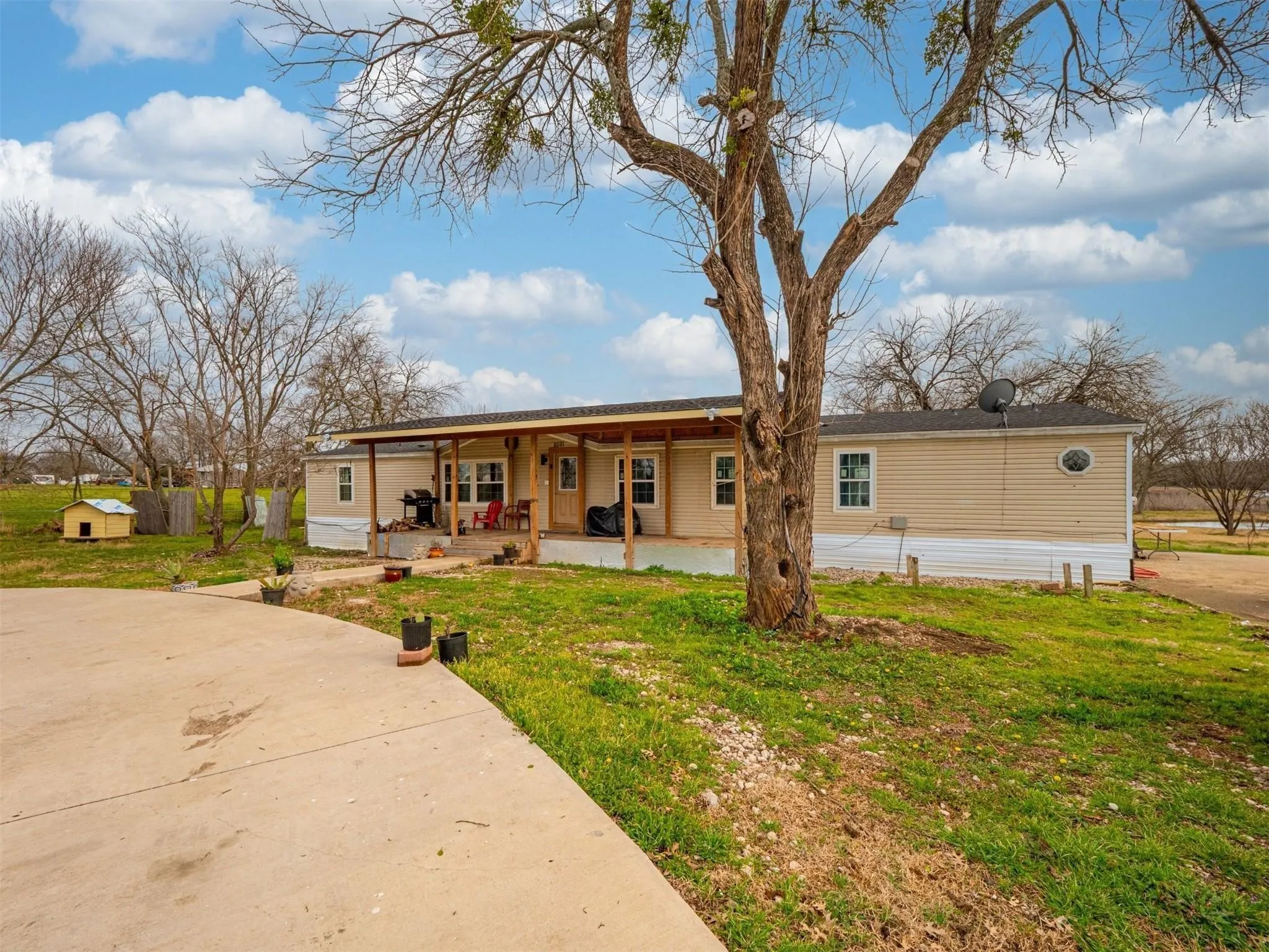 Mobile Home For Rent in Hunt County , 8591 W Ridge Drive, Quinlan, Texas 75474, 4 Bedroom, 2 Bathroom, Garage spaces, 2,105 Sqft, built in 1998, mls#21363883, Real Estate Agent in Quinlan, Homes For Rent in Hunt county, Homes For Rent in Quinlan, Realtor in Quinlan Texas, Real Estate Brokerage Independent Realty Texas, Luminita Cordes Realtor