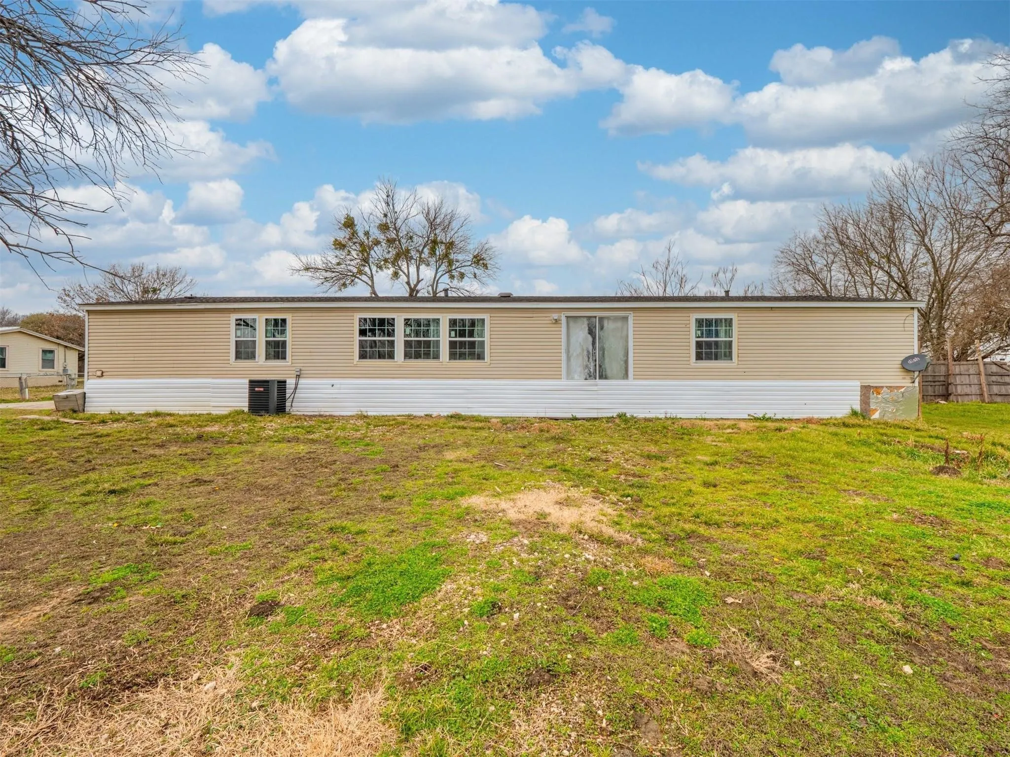 Mobile Home For Rent in Hunt County , 8591 W Ridge Drive, Quinlan, Texas 75474, 4 Bedroom, 2 Bathroom, Garage spaces, 2,105 Sqft, built in 1998, mls#21363883, Real Estate Agent in Quinlan, Homes For Rent in Hunt county, Homes For Rent in Quinlan, Realtor in Quinlan Texas, Real Estate Brokerage Independent Realty Texas, Luminita Cordes Realtor