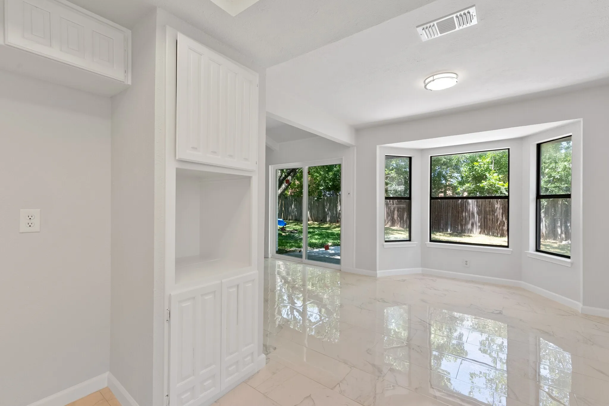 Single Family Residence For Rent in Tarrant County , 805 Salem Drive, Arlington, Texas 76014, 3 Bedroom, 2 Bathroom, 2 Garage spaces, 1,313 Sqft, built in 1978, mls#21363902, Real Estate Agent in Arlington, Homes For Rent in Tarrant county, Homes For Rent in Arlington, Realtor in Arlington Texas, Real Estate Brokerage Independent Realty Texas, Luminita Cordes Realtor