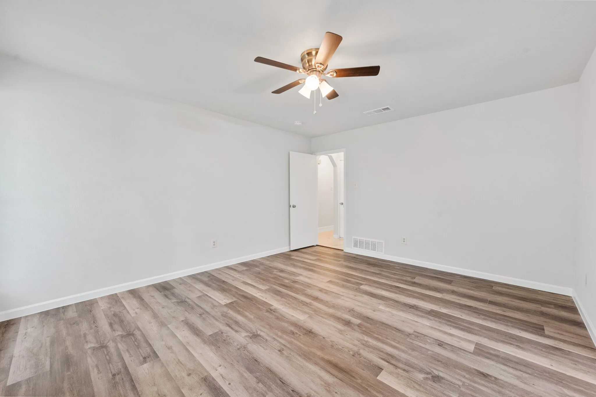 Single Family Residence For Rent in Tarrant County , 805 Salem Drive, Arlington, Texas 76014, 3 Bedroom, 2 Bathroom, 2 Garage spaces, 1,313 Sqft, built in 1978, mls#21363902, Real Estate Agent in Arlington, Homes For Rent in Tarrant county, Homes For Rent in Arlington, Realtor in Arlington Texas, Real Estate Brokerage Independent Realty Texas, Luminita Cordes Realtor