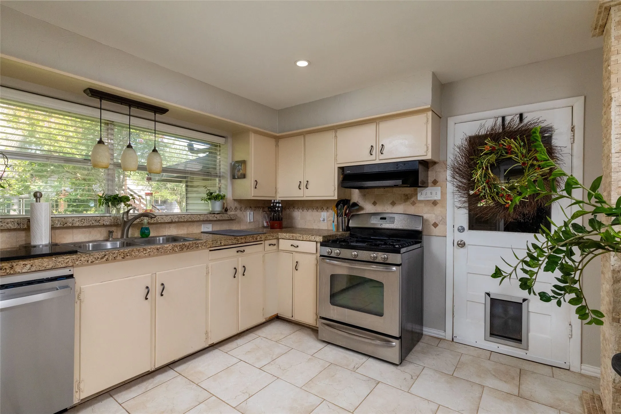 Single Family Residence For Sale in Tarrant County , 2640 Ridgecrest Drive, Southlake, Texas 76092, 3 Bedroom, 2 Bathroom, 2 Garage spaces, 2,107 Sqft, built in 1976, Price $2,195,000, mls#21362545, Real Estate Agent in Southlake, Homes For Sale in Tarrant county, Homes For Sale in Southlake, Realtor in Southlake Texas, Real Estate Brokerage Independent Realty Texas, Luminita Cordes Realtor