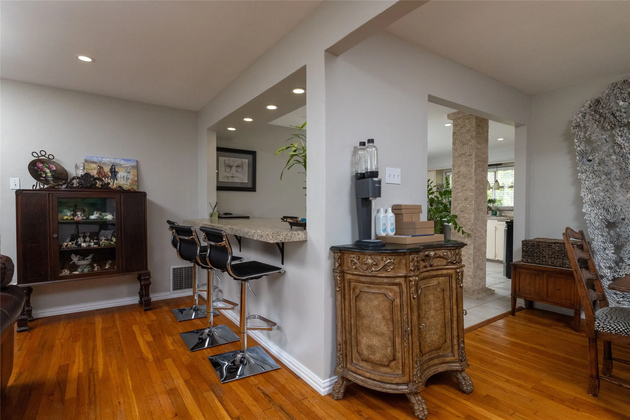 Single Family Residence For Sale in Tarrant County , 2640 Ridgecrest Drive, Southlake, Texas 76092, 3 Bedroom, 2 Bathroom, 2 Garage spaces, 2,107 Sqft, built in 1976, Price $2,195,000, mls#21362545, Real Estate Agent in Southlake, Homes For Sale in Tarrant county, Homes For Sale in Southlake, Realtor in Southlake Texas, Real Estate Brokerage Independent Realty Texas, Luminita Cordes Realtor