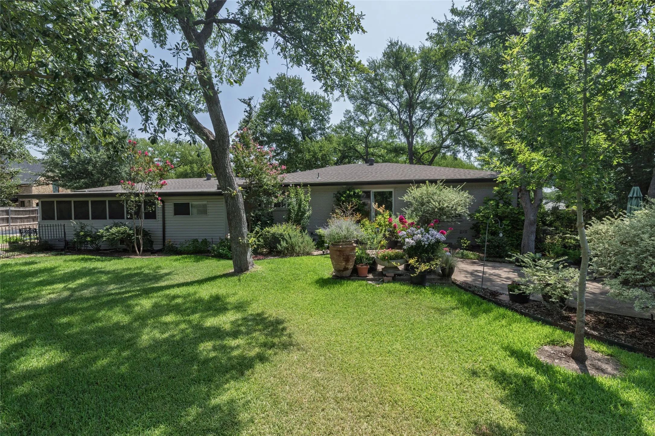 Single Family Residence For Sale in Tarrant County , 2640 Ridgecrest Drive, Southlake, Texas 76092, 3 Bedroom, 2 Bathroom, 2 Garage spaces, 2,107 Sqft, built in 1976, Price $2,195,000, mls#21362545, Real Estate Agent in Southlake, Homes For Sale in Tarrant county, Homes For Sale in Southlake, Realtor in Southlake Texas, Real Estate Brokerage Independent Realty Texas, Luminita Cordes Realtor