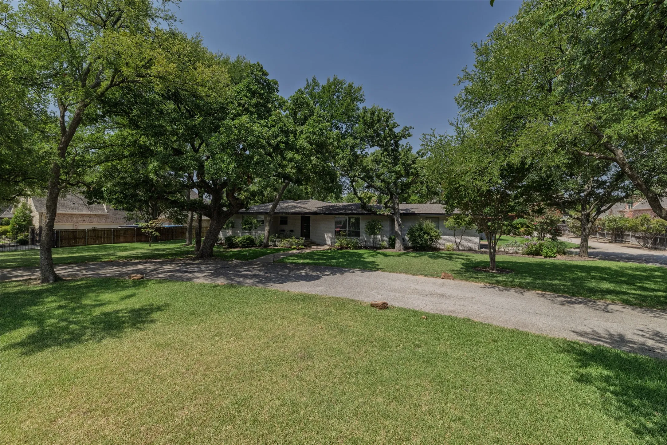 Single Family Residence For Sale in Tarrant County , 2640 Ridgecrest Drive, Southlake, Texas 76092, 3 Bedroom, 2 Bathroom, 2 Garage spaces, 2,107 Sqft, built in 1976, Price $2,195,000, mls#21362545, Real Estate Agent in Southlake, Homes For Sale in Tarrant county, Homes For Sale in Southlake, Realtor in Southlake Texas, Real Estate Brokerage Independent Realty Texas, Luminita Cordes Realtor