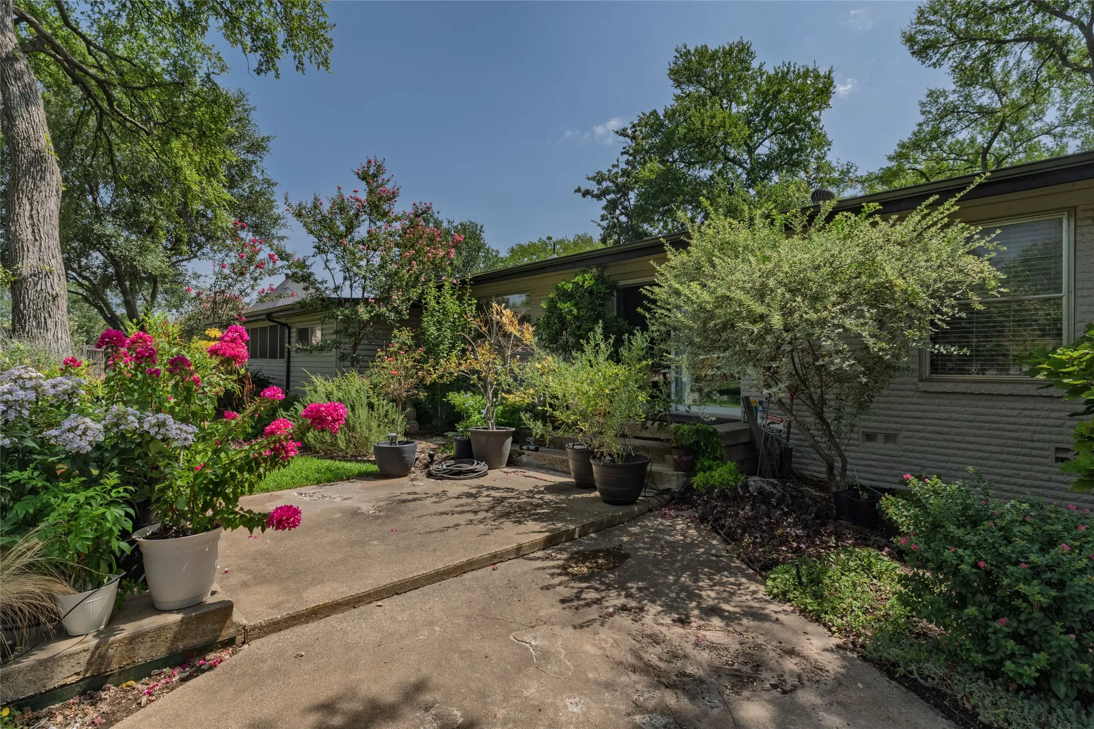 Single Family Residence For Sale in Tarrant County , 2640 Ridgecrest Drive, Southlake, Texas 76092, 3 Bedroom, 2 Bathroom, 2 Garage spaces, 2,107 Sqft, built in 1976, Price $2,195,000, mls#21362545, Real Estate Agent in Southlake, Homes For Sale in Tarrant county, Homes For Sale in Southlake, Realtor in Southlake Texas, Real Estate Brokerage Independent Realty Texas, Luminita Cordes Realtor