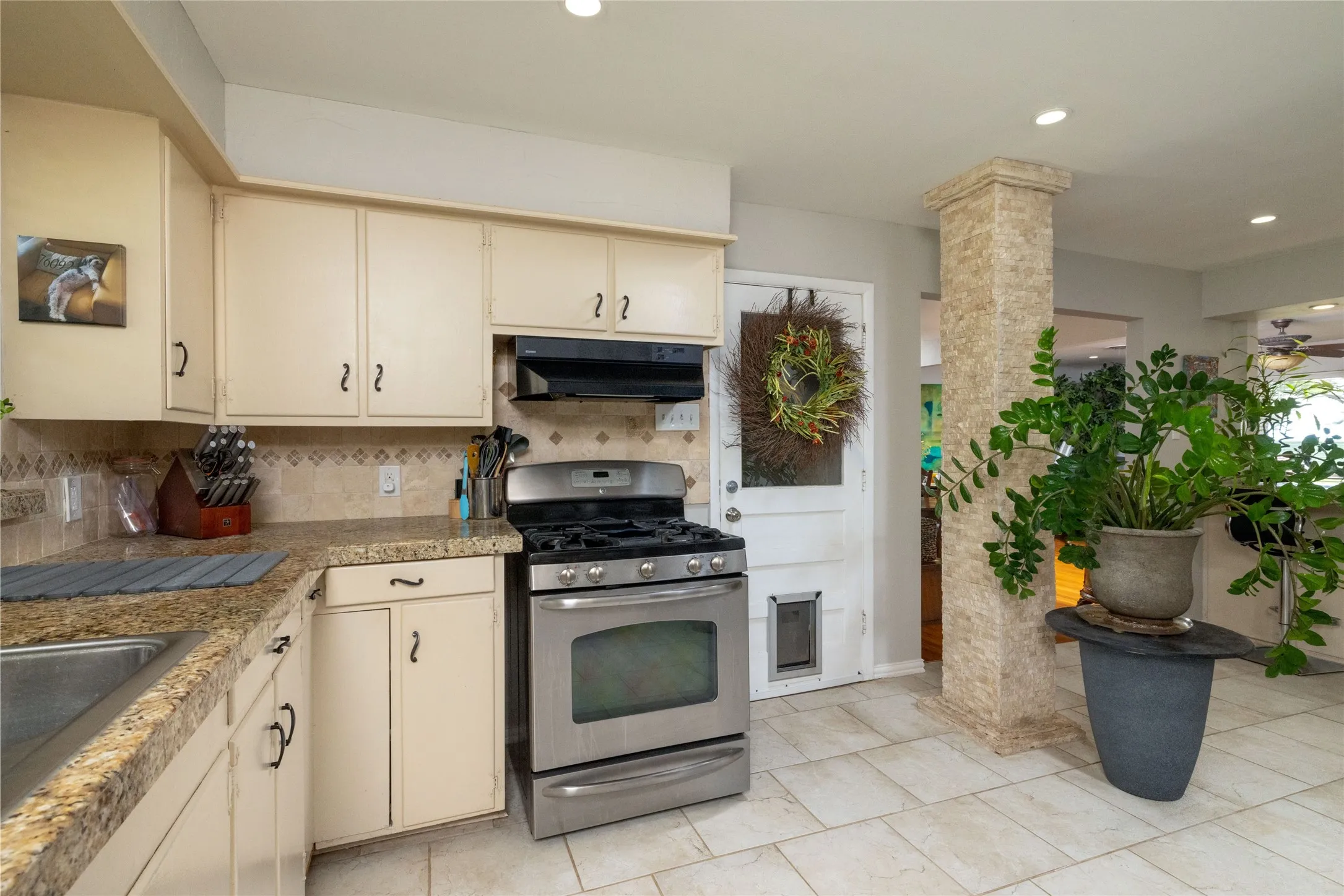 Single Family Residence For Sale in Tarrant County , 2640 Ridgecrest Drive, Southlake, Texas 76092, 3 Bedroom, 2 Bathroom, 2 Garage spaces, 2,107 Sqft, built in 1976, Price $2,195,000, mls#21362545, Real Estate Agent in Southlake, Homes For Sale in Tarrant county, Homes For Sale in Southlake, Realtor in Southlake Texas, Real Estate Brokerage Independent Realty Texas, Luminita Cordes Realtor