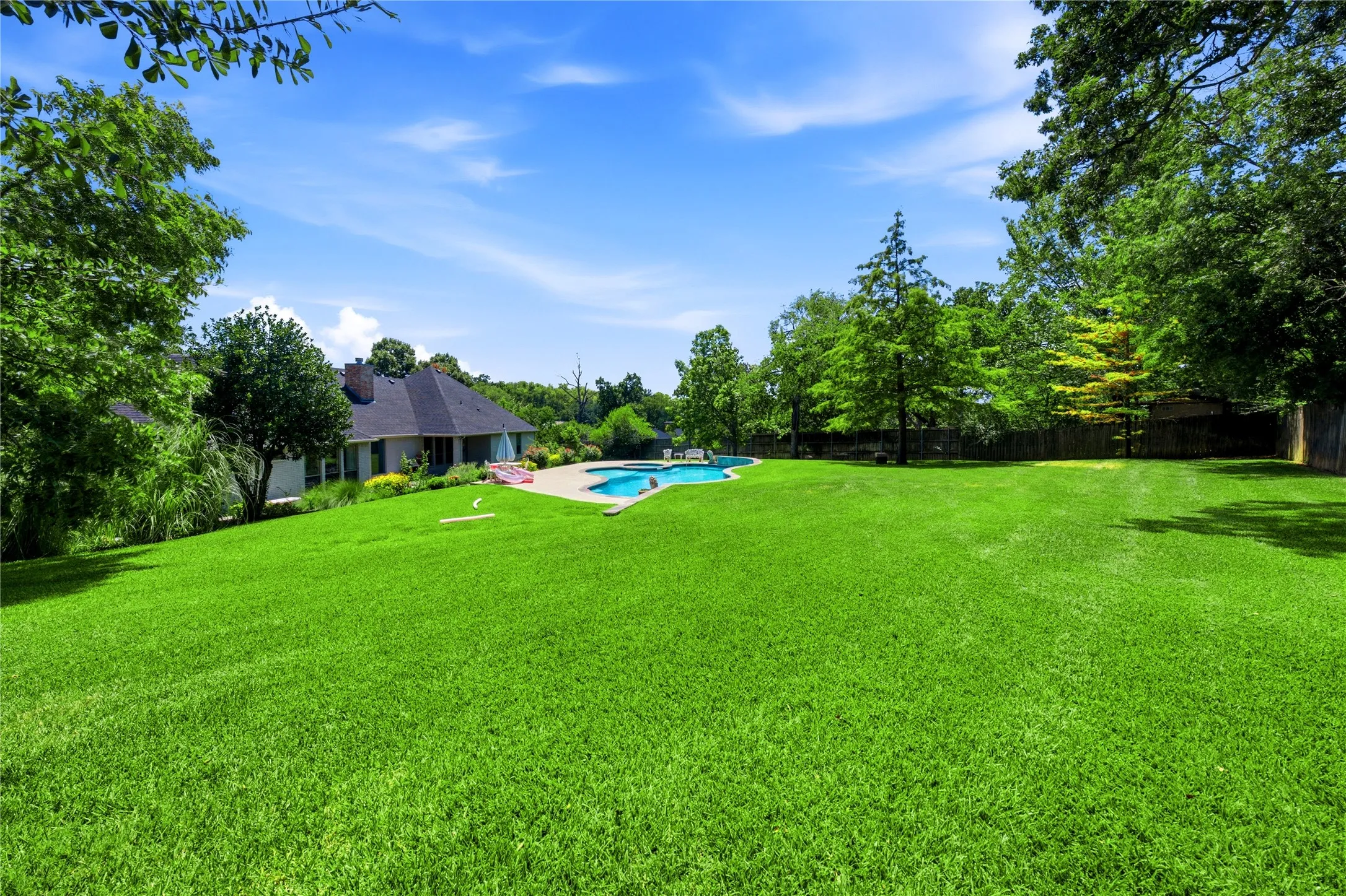 Single Family Residence For Sale in Henderson County , 4 Mill Run Place, Athens, Texas 75751, 4 Bedroom, 3 Bathroom, 3 Garage spaces, 3,001 Sqft, built in 2005, mls#21363916, Real Estate Agent in Athens, Homes For Sale in Henderson county, Homes For Sale in Athens, Realtor in Athens Texas, Real Estate Brokerage Independent Realty Texas, Luminita Cordes Realtor