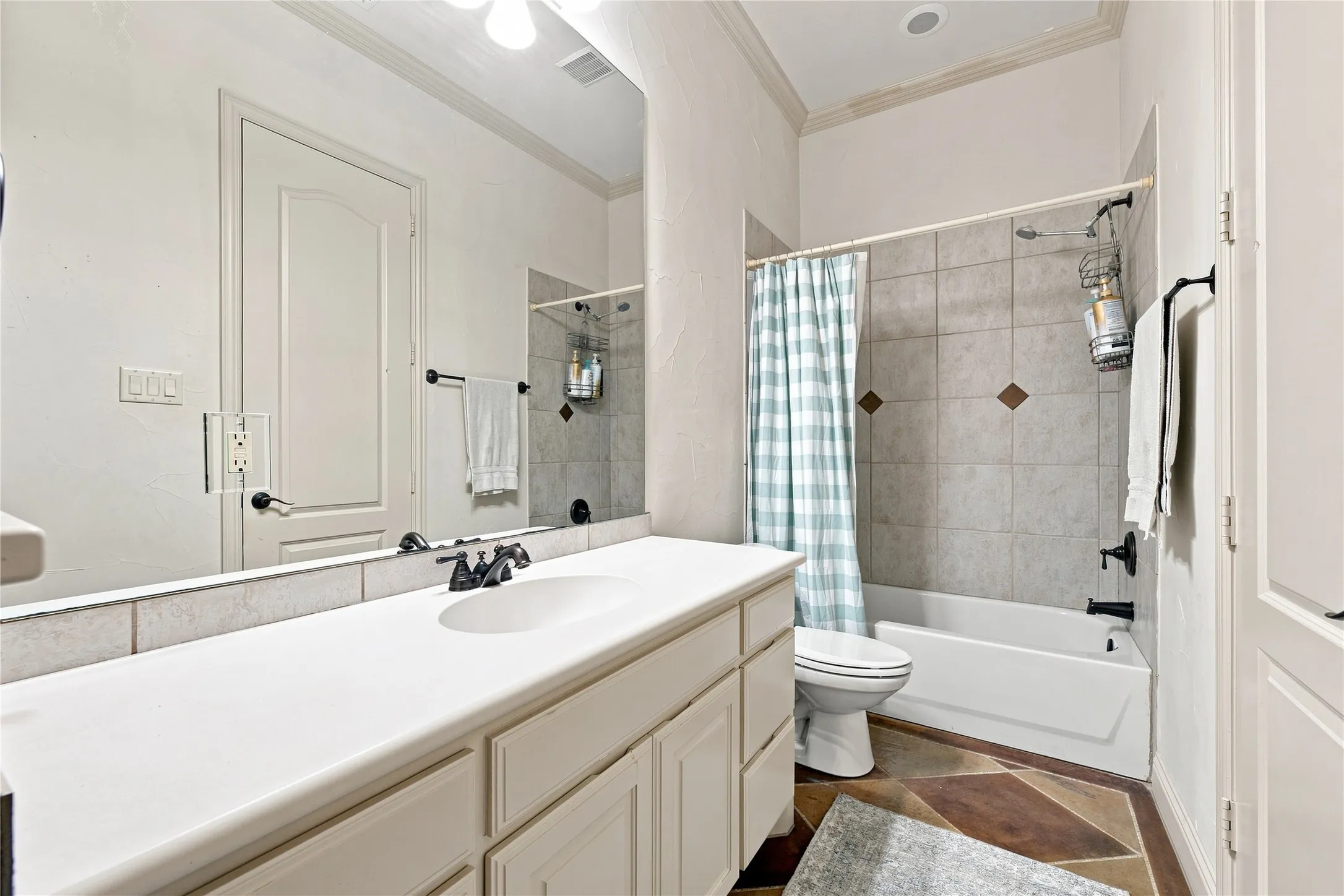 Single Family Residence For Sale in Henderson County , 4 Mill Run Place, Athens, Texas 75751, 4 Bedroom, 3 Bathroom, 3 Garage spaces, 3,001 Sqft, built in 2005, mls#21363916, Real Estate Agent in Athens, Homes For Sale in Henderson county, Homes For Sale in Athens, Realtor in Athens Texas, Real Estate Brokerage Independent Realty Texas, Luminita Cordes Realtor