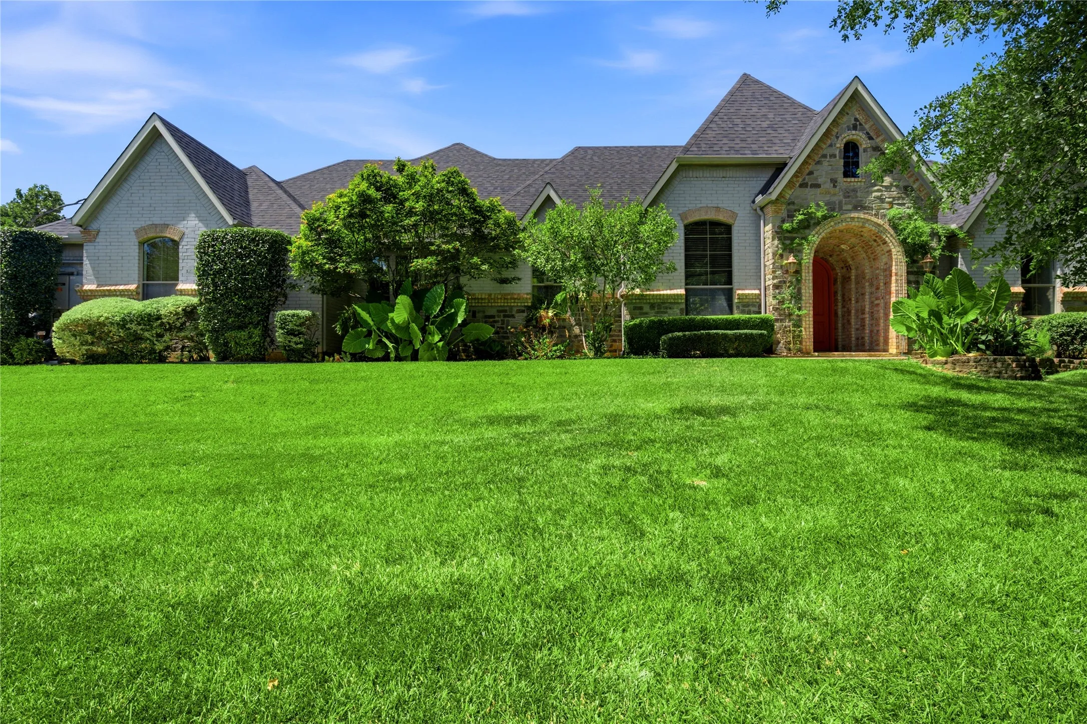 Single Family Residence For Sale in Henderson County , 4 Mill Run Place, Athens, Texas 75751, 4 Bedroom, 3 Bathroom, 3 Garage spaces, 3,001 Sqft, built in 2005, mls#21363916, Real Estate Agent in Athens, Homes For Sale in Henderson county, Homes For Sale in Athens, Realtor in Athens Texas, Real Estate Brokerage Independent Realty Texas, Luminita Cordes Realtor