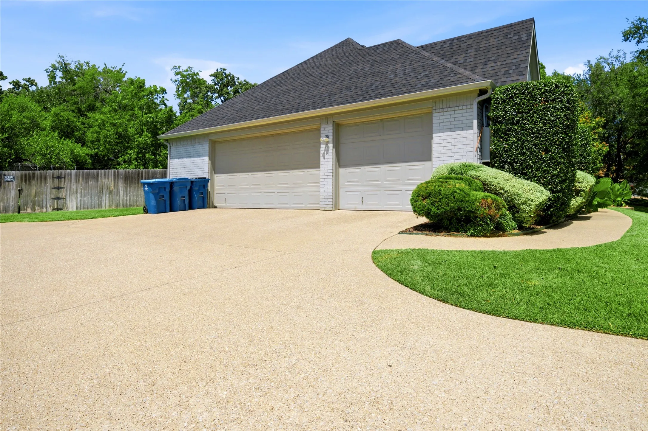 Single Family Residence For Sale in Henderson County , 4 Mill Run Place, Athens, Texas 75751, 4 Bedroom, 3 Bathroom, 3 Garage spaces, 3,001 Sqft, built in 2005, mls#21363916, Real Estate Agent in Athens, Homes For Sale in Henderson county, Homes For Sale in Athens, Realtor in Athens Texas, Real Estate Brokerage Independent Realty Texas, Luminita Cordes Realtor