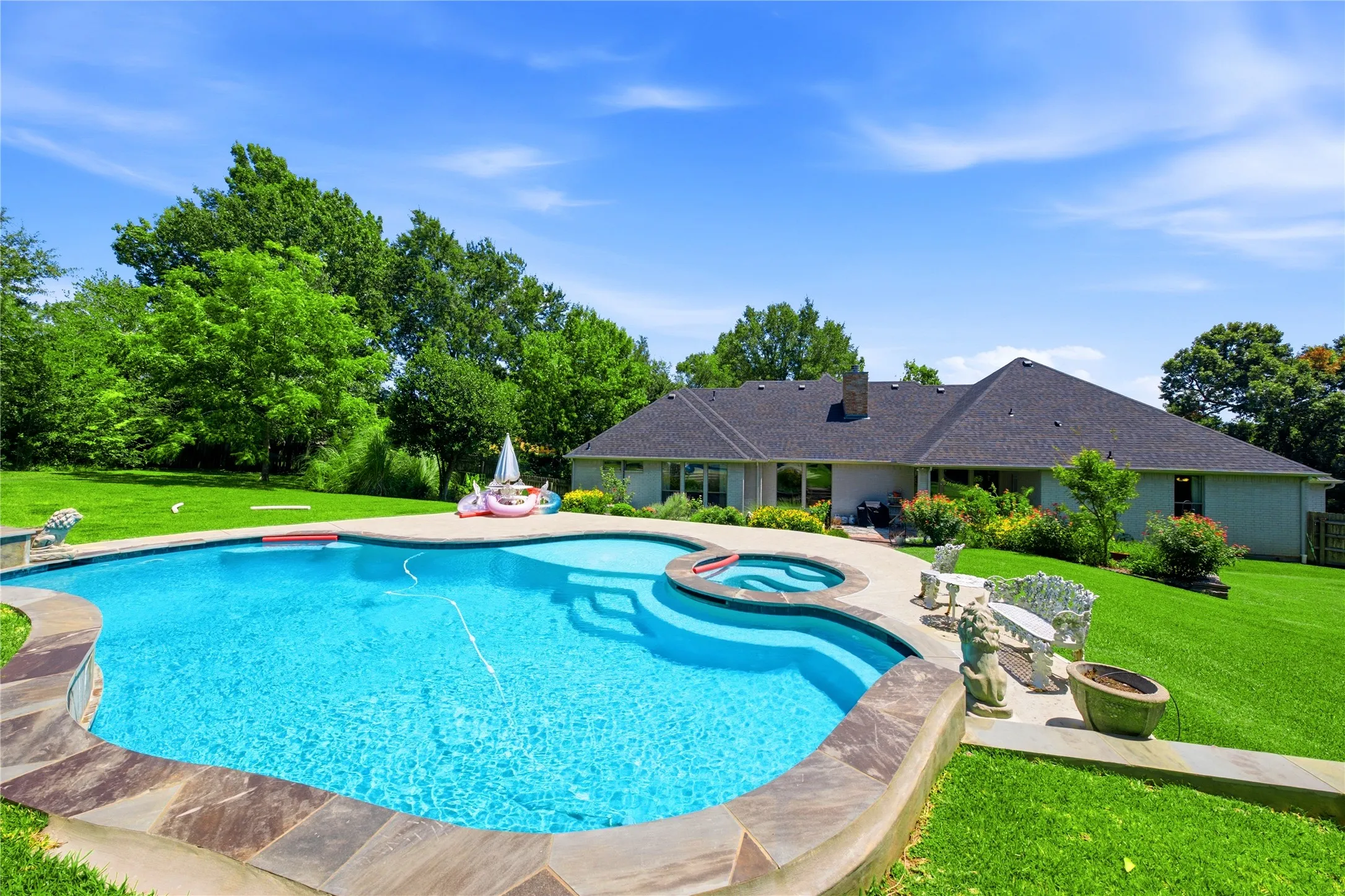 Single Family Residence For Sale in Henderson County , 4 Mill Run Place, Athens, Texas 75751, 4 Bedroom, 3 Bathroom, 3 Garage spaces, 3,001 Sqft, built in 2005, mls#21363916, Real Estate Agent in Athens, Homes For Sale in Henderson county, Homes For Sale in Athens, Realtor in Athens Texas, Real Estate Brokerage Independent Realty Texas, Luminita Cordes Realtor