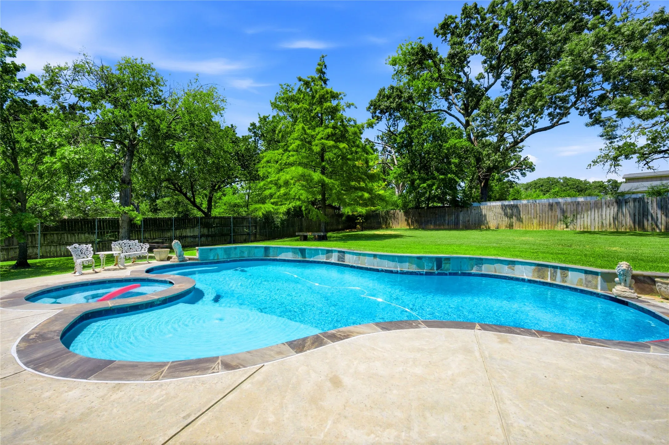 Single Family Residence For Sale in Henderson County , 4 Mill Run Place, Athens, Texas 75751, 4 Bedroom, 3 Bathroom, 3 Garage spaces, 3,001 Sqft, built in 2005, mls#21363916, Real Estate Agent in Athens, Homes For Sale in Henderson county, Homes For Sale in Athens, Realtor in Athens Texas, Real Estate Brokerage Independent Realty Texas, Luminita Cordes Realtor