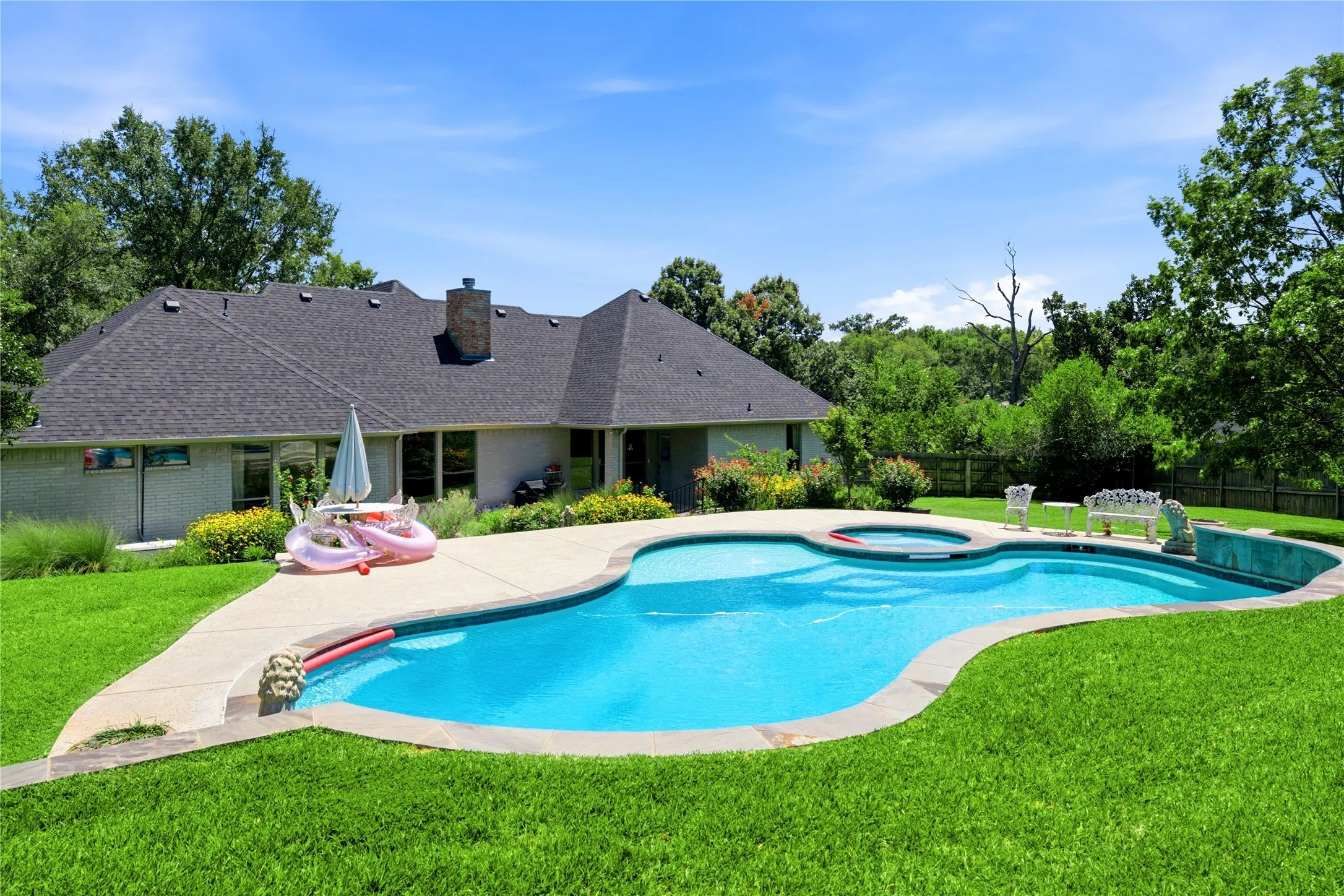 Single Family Residence For Sale in Henderson County , 4 Mill Run Place, Athens, Texas 75751, 4 Bedroom, 3 Bathroom, 3 Garage spaces, 3,001 Sqft, built in 2005, mls#21363916, Real Estate Agent in Athens, Homes For Sale in Henderson county, Homes For Sale in Athens, Realtor in Athens Texas, Real Estate Brokerage Independent Realty Texas, Luminita Cordes Realtor