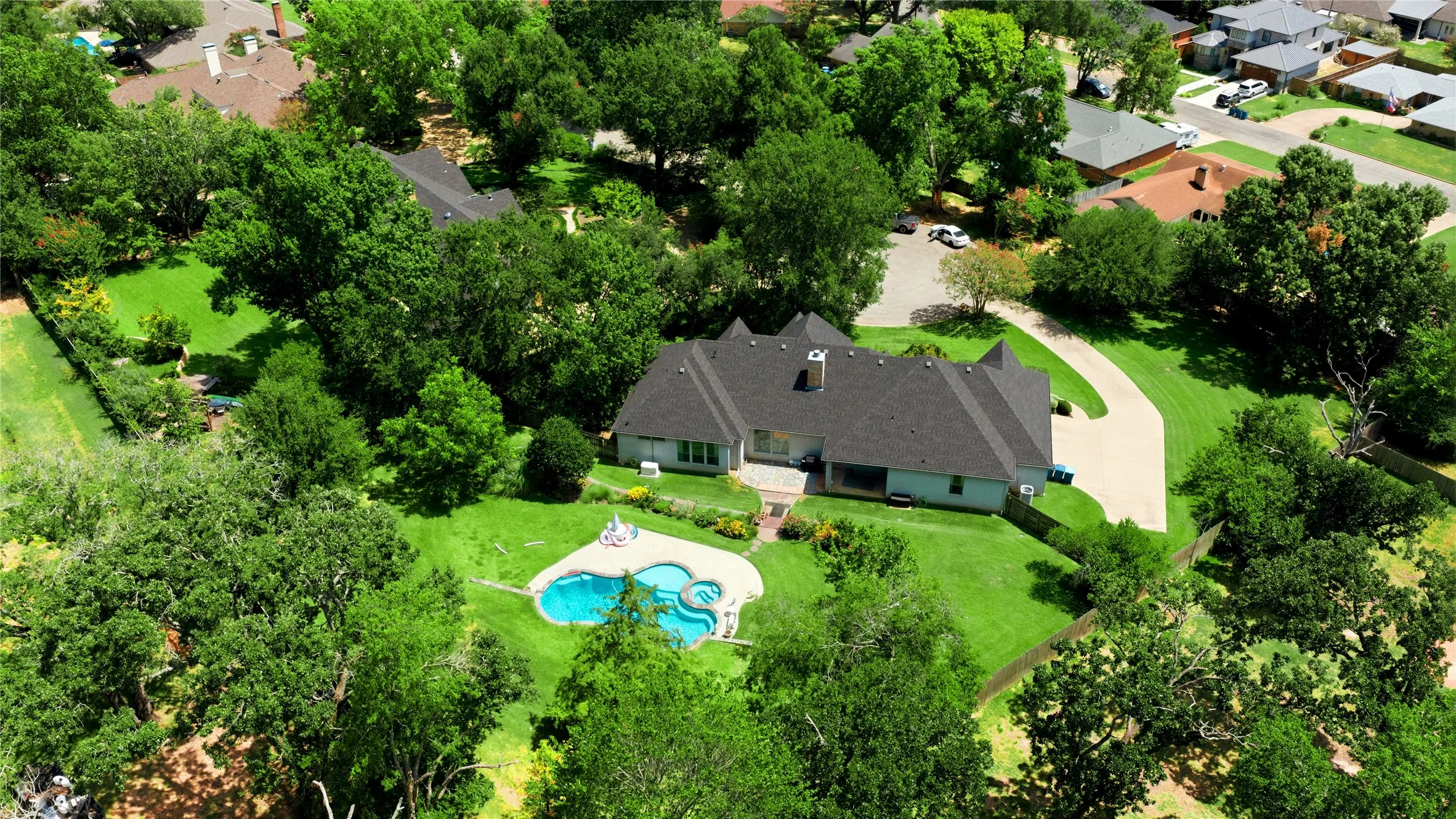 Single Family Residence For Sale in Henderson County , 4 Mill Run Place, Athens, Texas 75751, 4 Bedroom, 3 Bathroom, 3 Garage spaces, 3,001 Sqft, built in 2005, mls#21363916, Real Estate Agent in Athens, Homes For Sale in Henderson county, Homes For Sale in Athens, Realtor in Athens Texas, Real Estate Brokerage Independent Realty Texas, Luminita Cordes Realtor