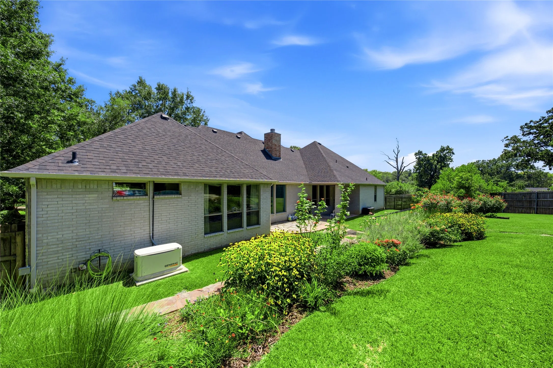 Single Family Residence For Sale in Henderson County , 4 Mill Run Place, Athens, Texas 75751, 4 Bedroom, 3 Bathroom, 3 Garage spaces, 3,001 Sqft, built in 2005, mls#21363916, Real Estate Agent in Athens, Homes For Sale in Henderson county, Homes For Sale in Athens, Realtor in Athens Texas, Real Estate Brokerage Independent Realty Texas, Luminita Cordes Realtor