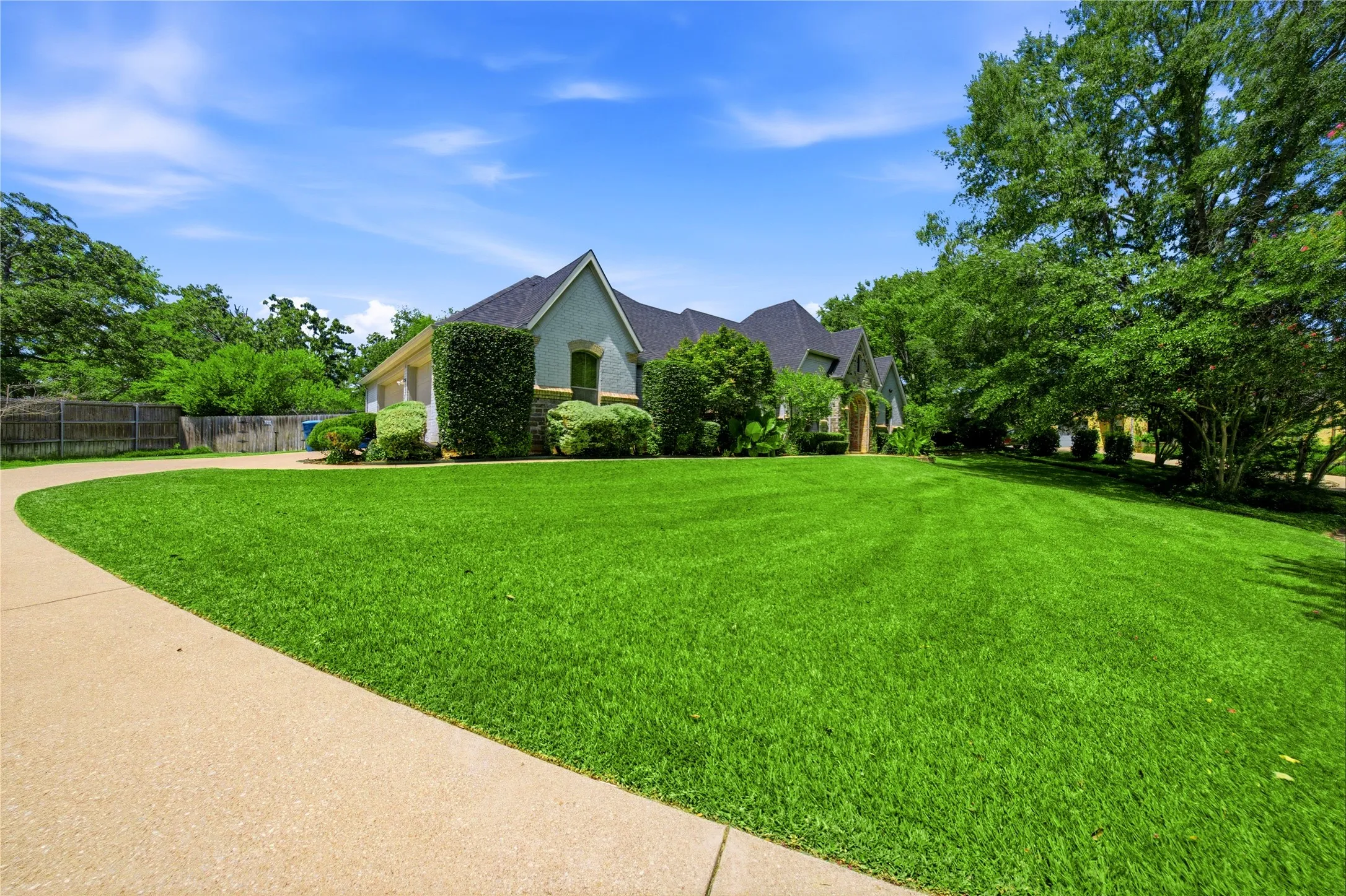 Single Family Residence For Sale in Henderson County , 4 Mill Run Place, Athens, Texas 75751, 4 Bedroom, 3 Bathroom, 3 Garage spaces, 3,001 Sqft, built in 2005, mls#21363916, Real Estate Agent in Athens, Homes For Sale in Henderson county, Homes For Sale in Athens, Realtor in Athens Texas, Real Estate Brokerage Independent Realty Texas, Luminita Cordes Realtor