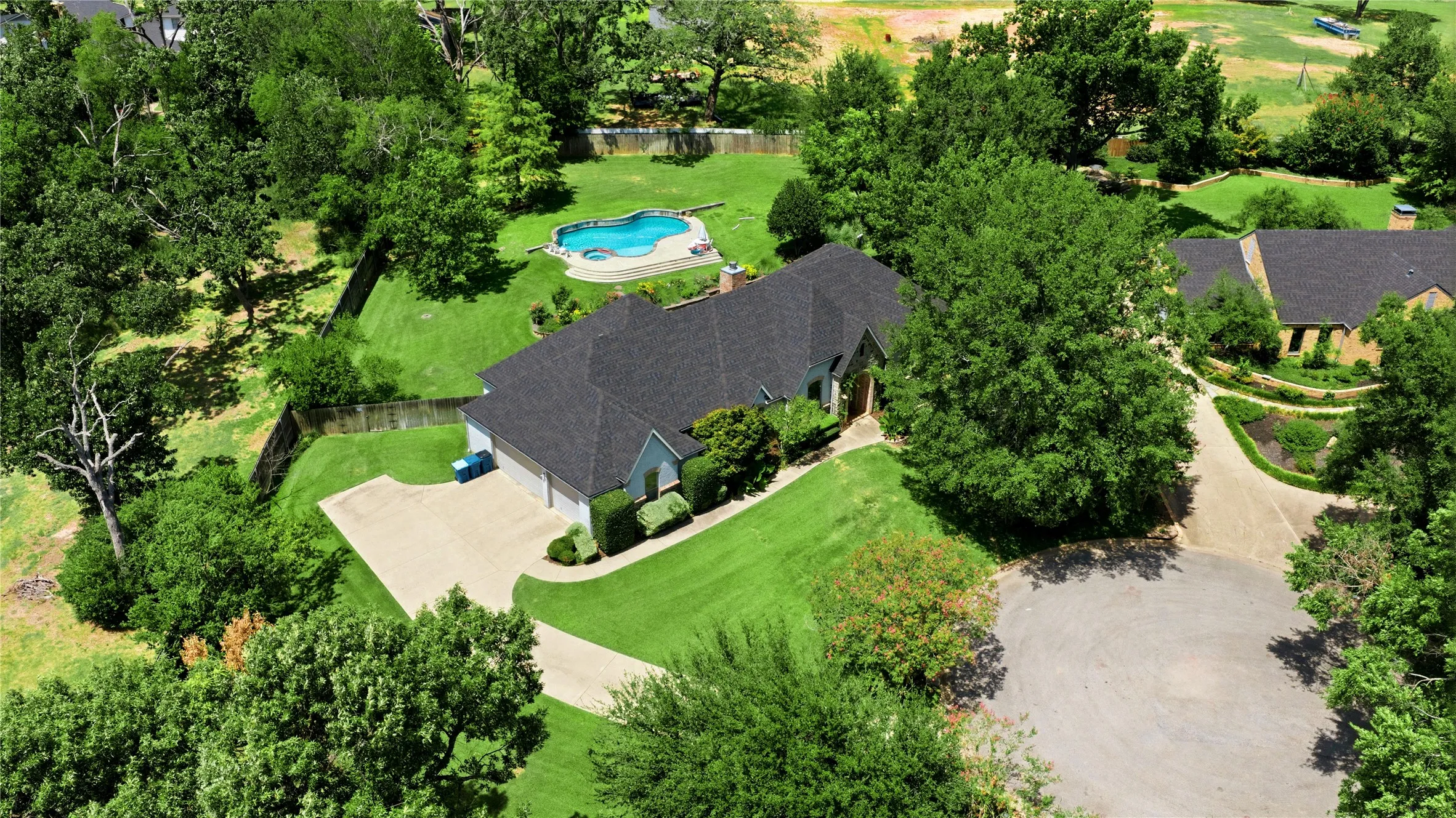 Single Family Residence For Sale in Henderson County , 4 Mill Run Place, Athens, Texas 75751, 4 Bedroom, 3 Bathroom, 3 Garage spaces, 3,001 Sqft, built in 2005, mls#21363916, Real Estate Agent in Athens, Homes For Sale in Henderson county, Homes For Sale in Athens, Realtor in Athens Texas, Real Estate Brokerage Independent Realty Texas, Luminita Cordes Realtor
