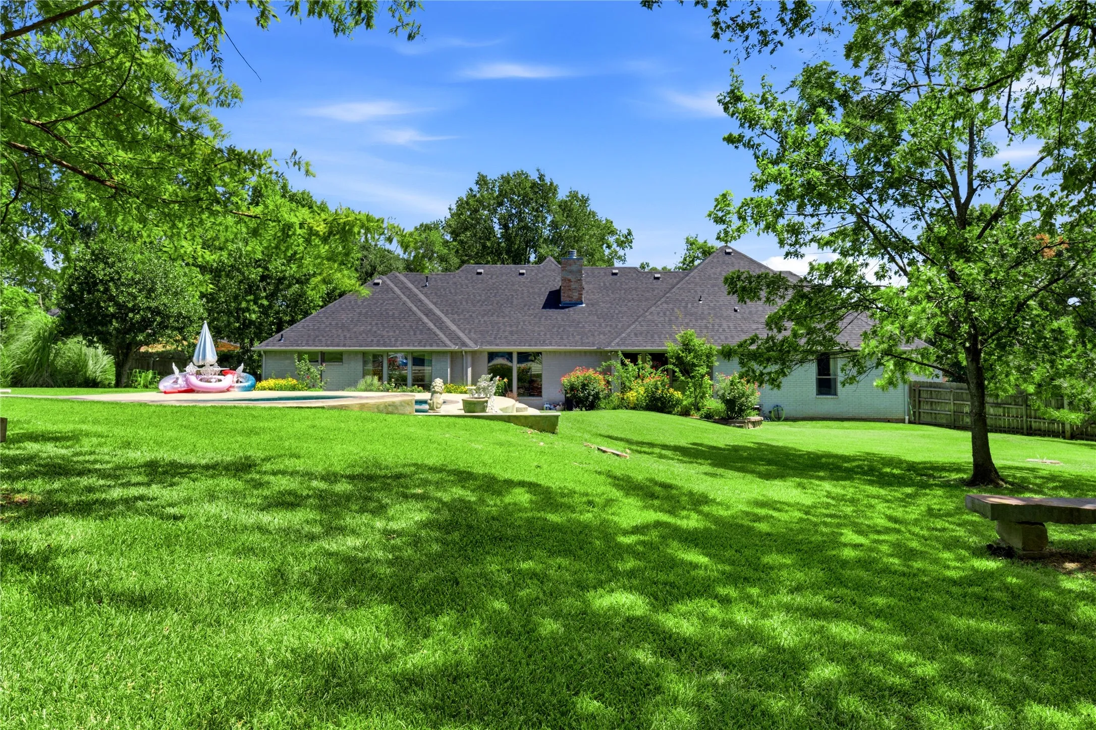 Single Family Residence For Sale in Henderson County , 4 Mill Run Place, Athens, Texas 75751, 4 Bedroom, 3 Bathroom, 3 Garage spaces, 3,001 Sqft, built in 2005, mls#21363916, Real Estate Agent in Athens, Homes For Sale in Henderson county, Homes For Sale in Athens, Realtor in Athens Texas, Real Estate Brokerage Independent Realty Texas, Luminita Cordes Realtor