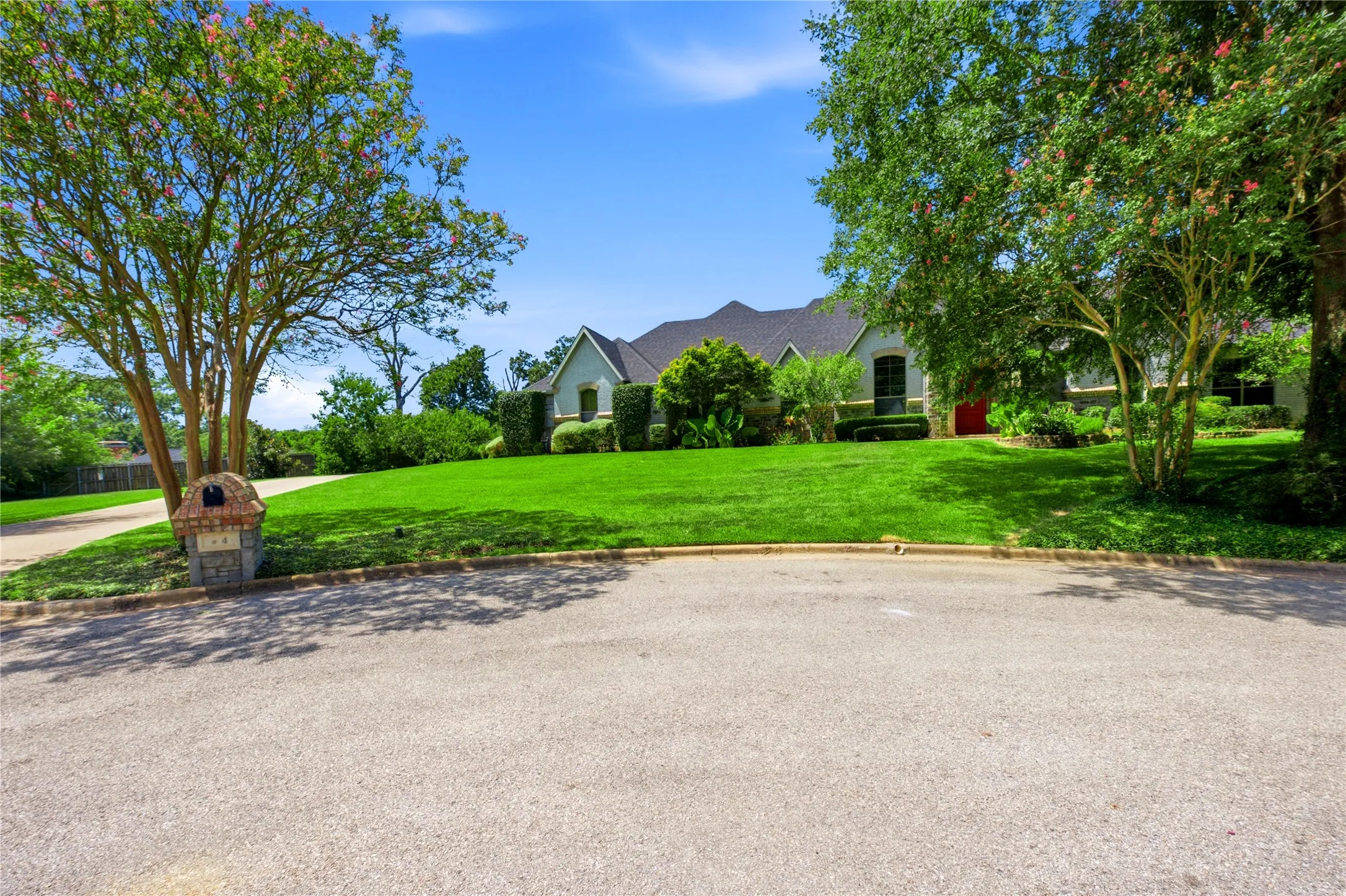 Single Family Residence For Sale in Henderson County , 4 Mill Run Place, Athens, Texas 75751, 4 Bedroom, 3 Bathroom, 3 Garage spaces, 3,001 Sqft, built in 2005, mls#21363916, Real Estate Agent in Athens, Homes For Sale in Henderson county, Homes For Sale in Athens, Realtor in Athens Texas, Real Estate Brokerage Independent Realty Texas, Luminita Cordes Realtor