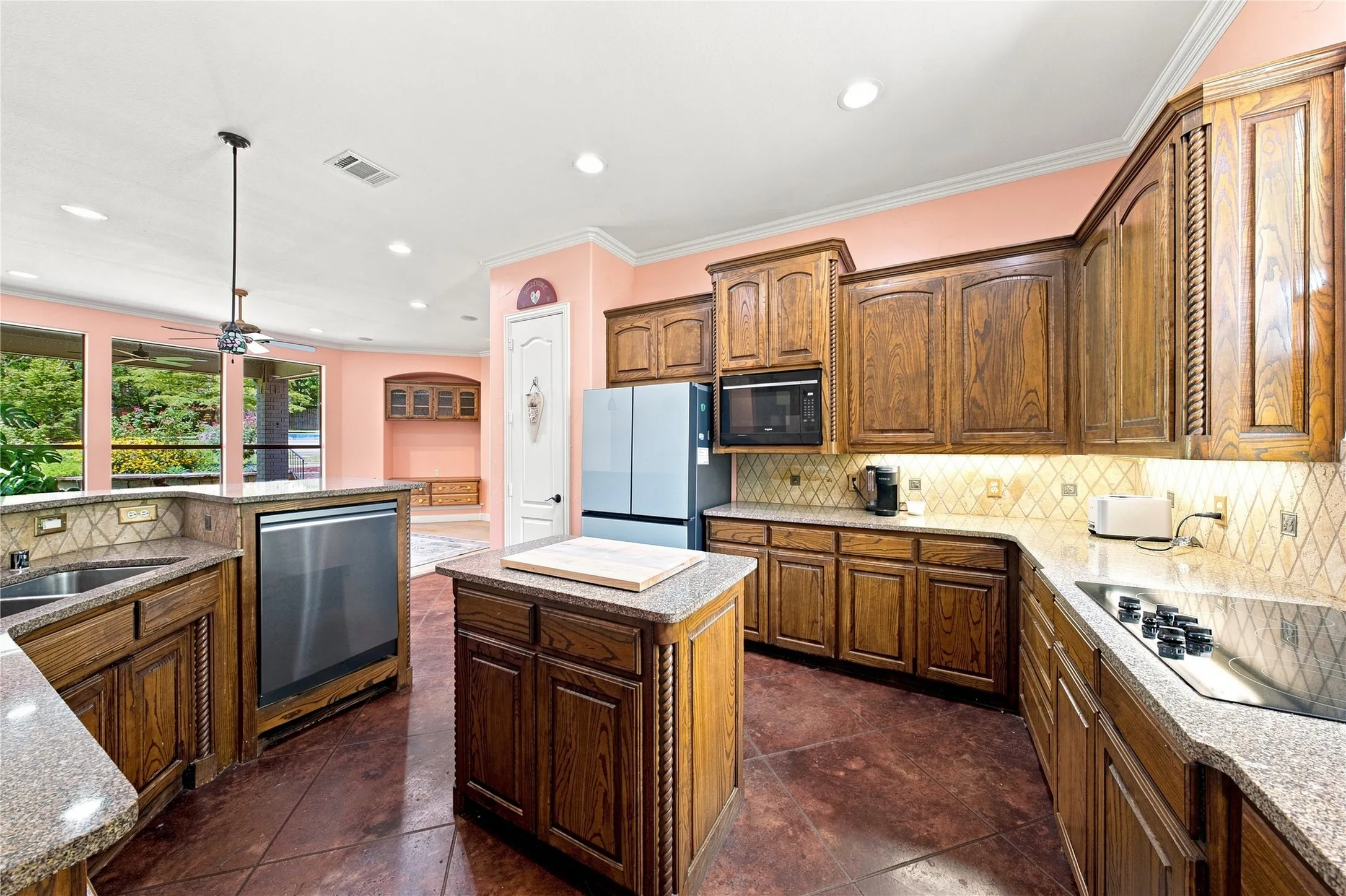 Single Family Residence For Sale in Henderson County , 4 Mill Run Place, Athens, Texas 75751, 4 Bedroom, 3 Bathroom, 3 Garage spaces, 3,001 Sqft, built in 2005, mls#21363916, Real Estate Agent in Athens, Homes For Sale in Henderson county, Homes For Sale in Athens, Realtor in Athens Texas, Real Estate Brokerage Independent Realty Texas, Luminita Cordes Realtor