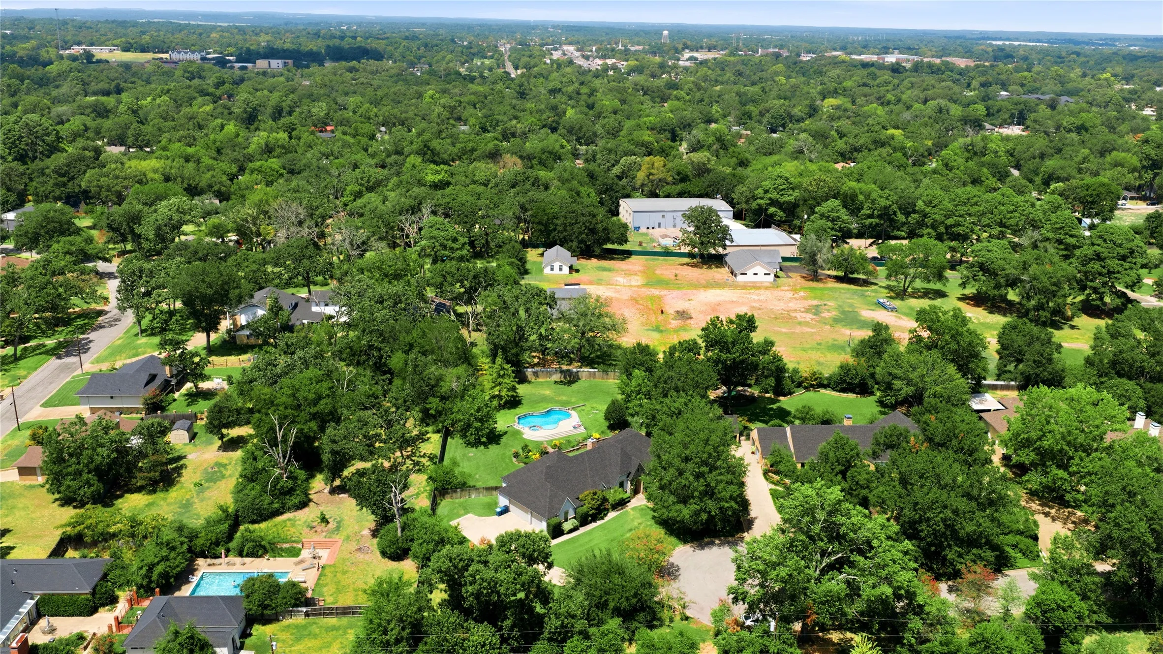 Single Family Residence For Sale in Henderson County , 4 Mill Run Place, Athens, Texas 75751, 4 Bedroom, 3 Bathroom, 3 Garage spaces, 3,001 Sqft, built in 2005, mls#21363916, Real Estate Agent in Athens, Homes For Sale in Henderson county, Homes For Sale in Athens, Realtor in Athens Texas, Real Estate Brokerage Independent Realty Texas, Luminita Cordes Realtor