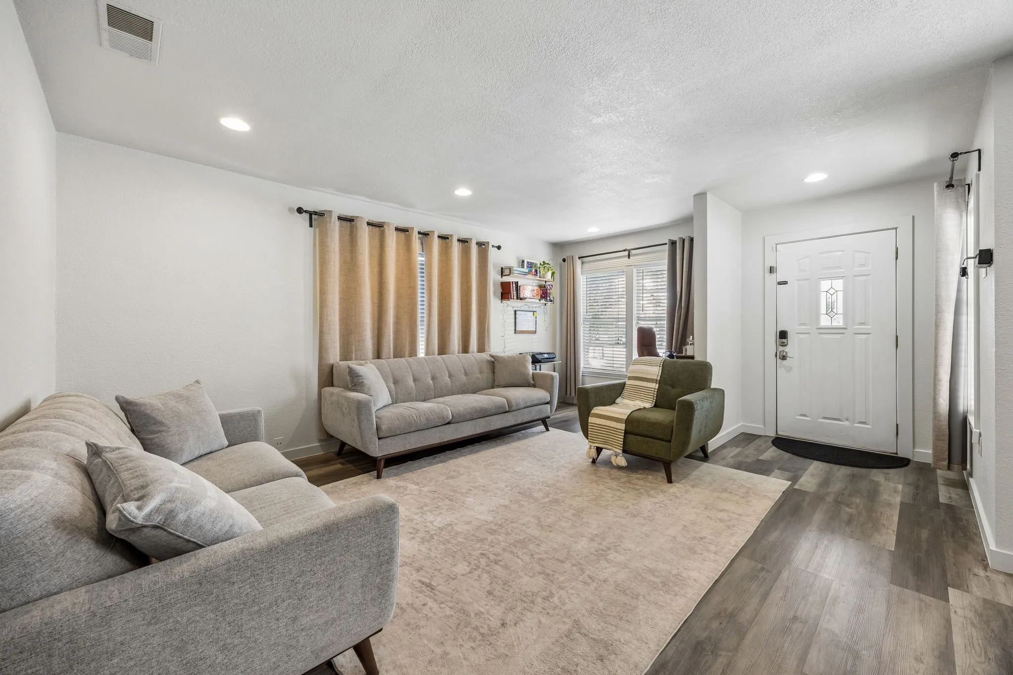 Single Family Residence For Sale in Rockwall County , 594 Trout Street, Rockwall, Texas 75032, 3 Bedroom, 2 Bathroom, 2 Garage spaces, 1,715 Sqft, built in 2002, mls#21363913, Real Estate Agent in Rockwall, Homes For Sale in Rockwall county, Homes For Sale in Rockwall, Realtor in Rockwall Texas, Real Estate Brokerage Independent Realty Texas, Luminita Cordes Realtor