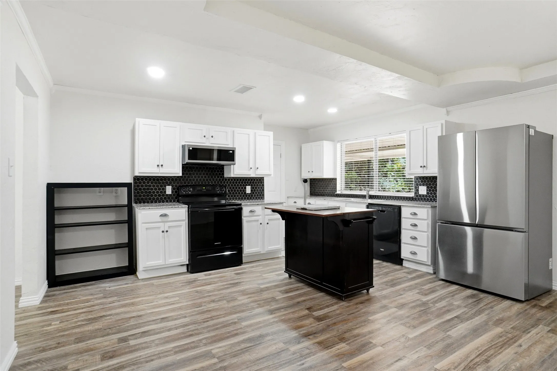 Single Family Residence For Rent in Tarrant County , 129 Mountain View Drive, Azle, Texas 76020, 3 Bedroom, 2 Bathroom, 2 Garage spaces, 1,378 Sqft, built in 1975, mls#21361673, Real Estate Agent in Azle, Homes For Rent in Tarrant county, Homes For Rent in Azle, Realtor in Azle Texas, Real Estate Brokerage Independent Realty Texas, Luminita Cordes Realtor