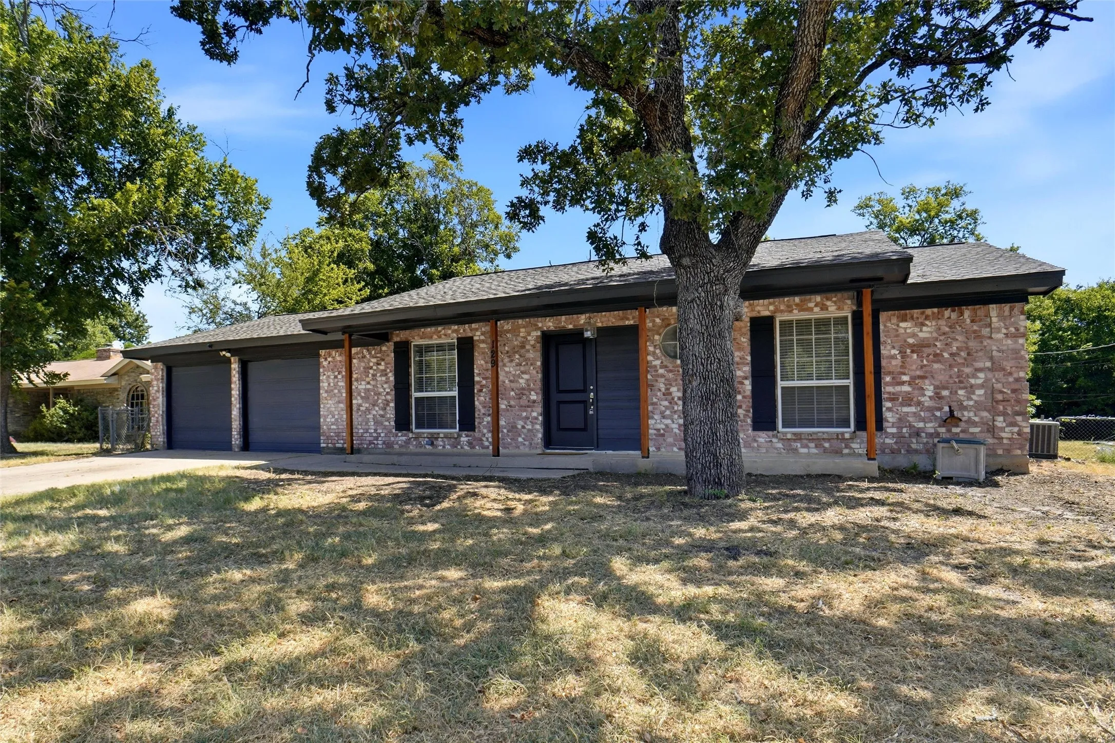 Single Family Residence For Rent in Tarrant County , 129 Mountain View Drive, Azle, Texas 76020, 3 Bedroom, 2 Bathroom, 2 Garage spaces, 1,378 Sqft, built in 1975, mls#21361673, Real Estate Agent in Azle, Homes For Rent in Tarrant county, Homes For Rent in Azle, Realtor in Azle Texas, Real Estate Brokerage Independent Realty Texas, Luminita Cordes Realtor