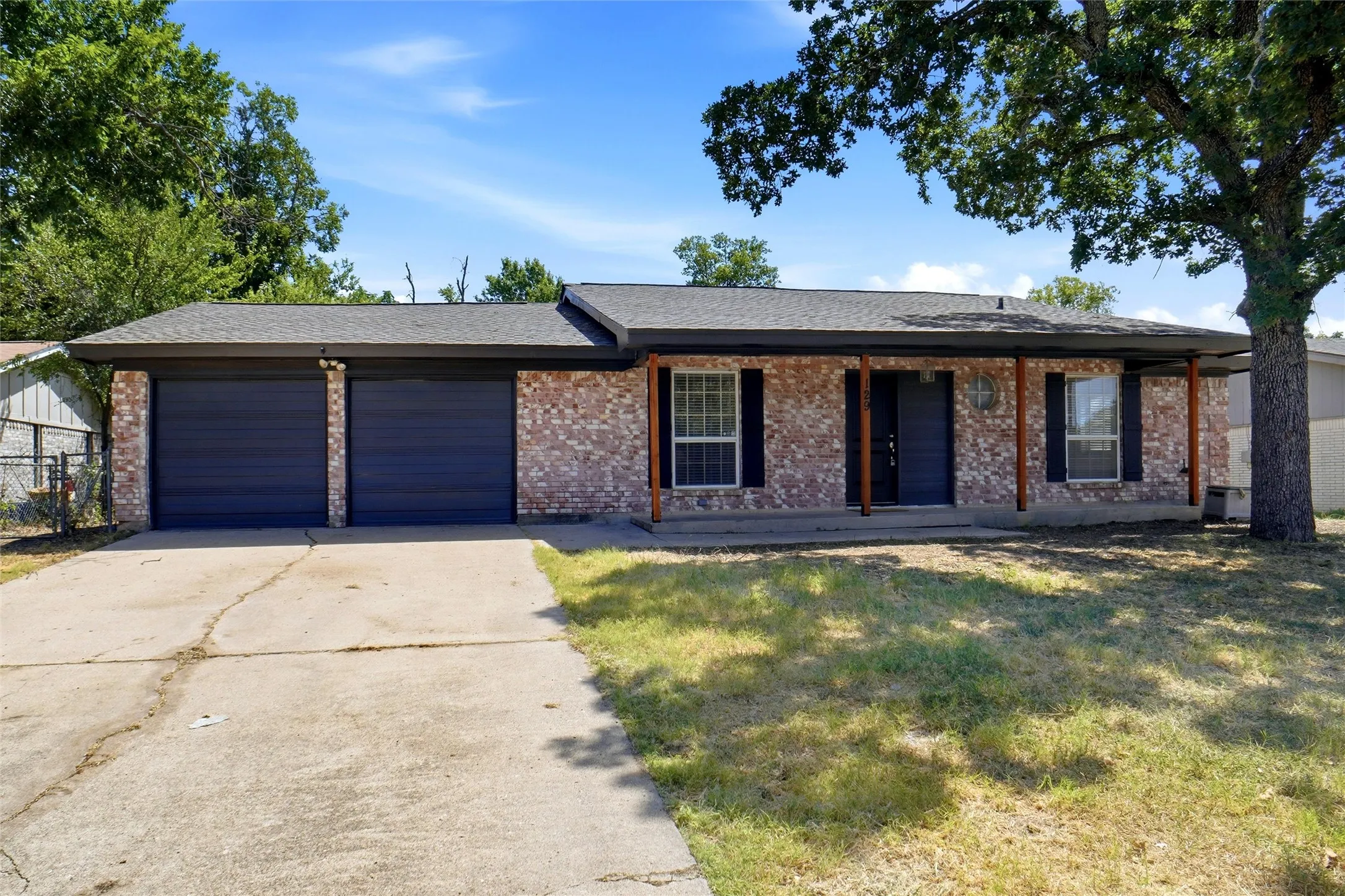 Single Family Residence For Rent in Tarrant County , 129 Mountain View Drive, Azle, Texas 76020, 3 Bedroom, 2 Bathroom, 2 Garage spaces, 1,378 Sqft, built in 1975, mls#21361673, Real Estate Agent in Azle, Homes For Rent in Tarrant county, Homes For Rent in Azle, Realtor in Azle Texas, Real Estate Brokerage Independent Realty Texas, Luminita Cordes Realtor