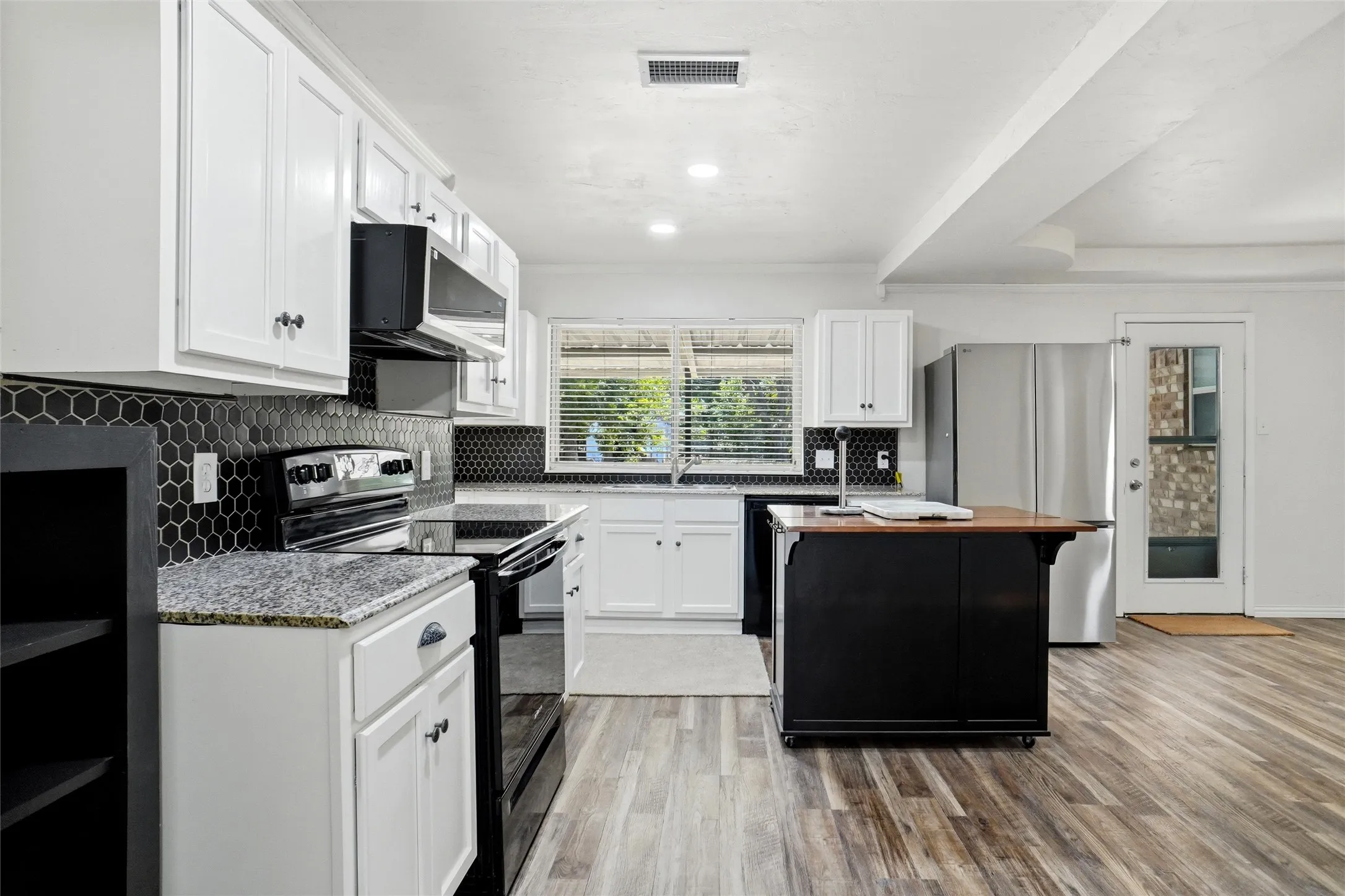 Single Family Residence For Rent in Tarrant County , 129 Mountain View Drive, Azle, Texas 76020, 3 Bedroom, 2 Bathroom, 2 Garage spaces, 1,378 Sqft, built in 1975, mls#21361673, Real Estate Agent in Azle, Homes For Rent in Tarrant county, Homes For Rent in Azle, Realtor in Azle Texas, Real Estate Brokerage Independent Realty Texas, Luminita Cordes Realtor