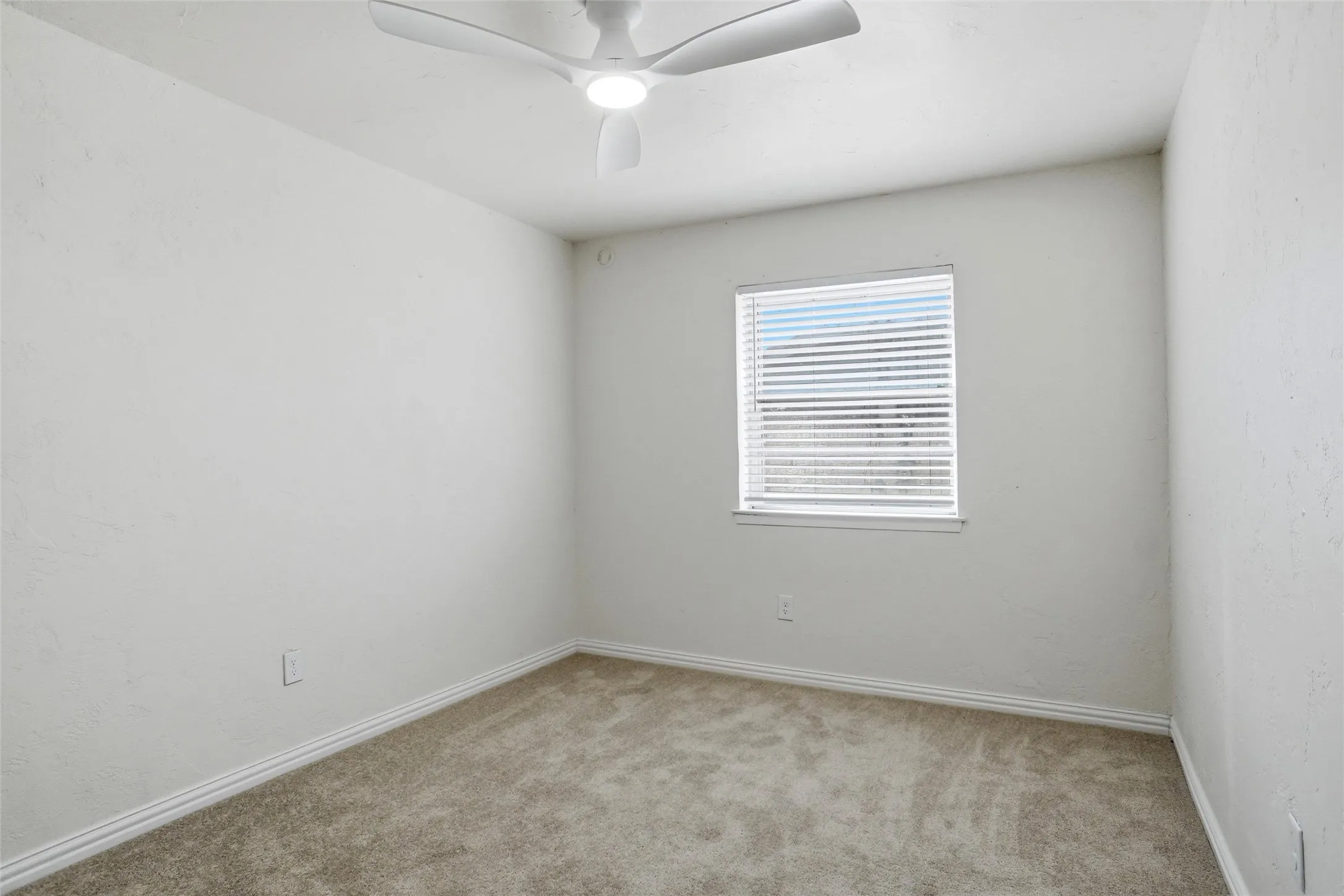 Single Family Residence For Rent in Tarrant County , 129 Mountain View Drive, Azle, Texas 76020, 3 Bedroom, 2 Bathroom, 2 Garage spaces, 1,378 Sqft, built in 1975, mls#21361673, Real Estate Agent in Azle, Homes For Rent in Tarrant county, Homes For Rent in Azle, Realtor in Azle Texas, Real Estate Brokerage Independent Realty Texas, Luminita Cordes Realtor