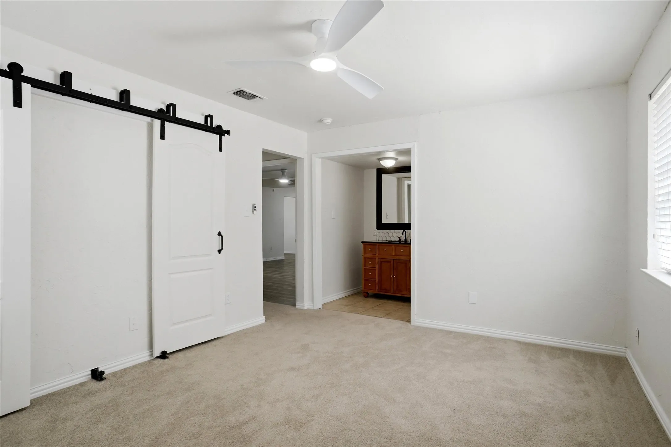 Single Family Residence For Rent in Tarrant County , 129 Mountain View Drive, Azle, Texas 76020, 3 Bedroom, 2 Bathroom, 2 Garage spaces, 1,378 Sqft, built in 1975, mls#21361673, Real Estate Agent in Azle, Homes For Rent in Tarrant county, Homes For Rent in Azle, Realtor in Azle Texas, Real Estate Brokerage Independent Realty Texas, Luminita Cordes Realtor