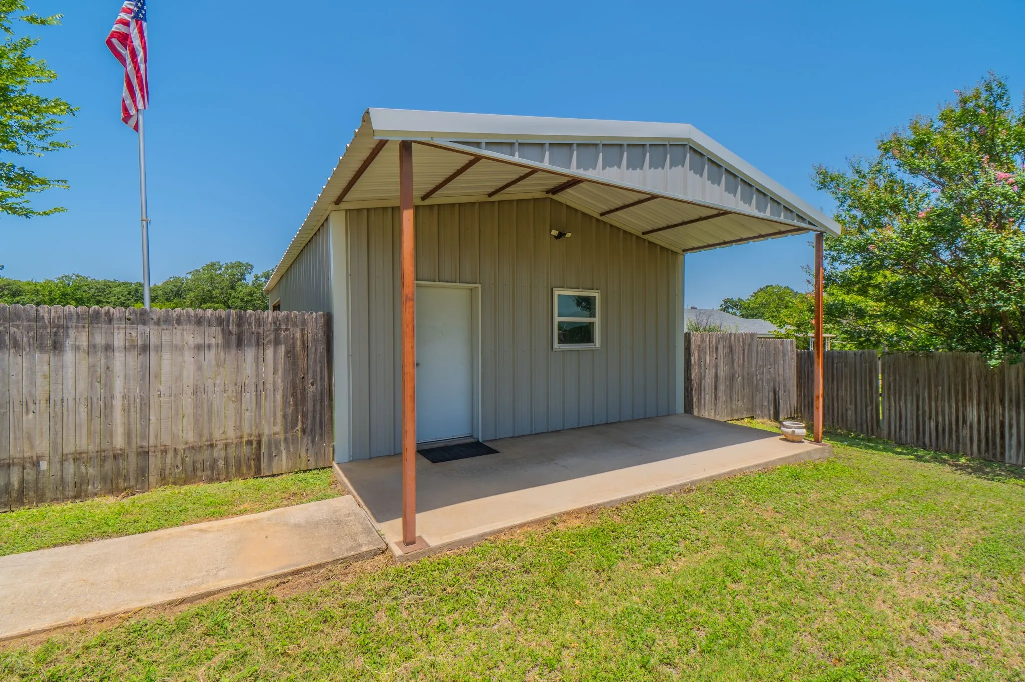 Single Family Residence For Sale in Johnson County , 6017 E Hwy 67, Alvarado, Texas 76009, 2 Bedroom, 1 Bathroom, Garage spaces, 1,296 Sqft, built in 1970, Price $399,900, mls#21363909, Real Estate Agent in Alvarado, Homes For Sale in Johnson county, Homes For Sale in Alvarado, Realtor in Alvarado Texas, Real Estate Brokerage Independent Realty Texas, Luminita Cordes Realtor