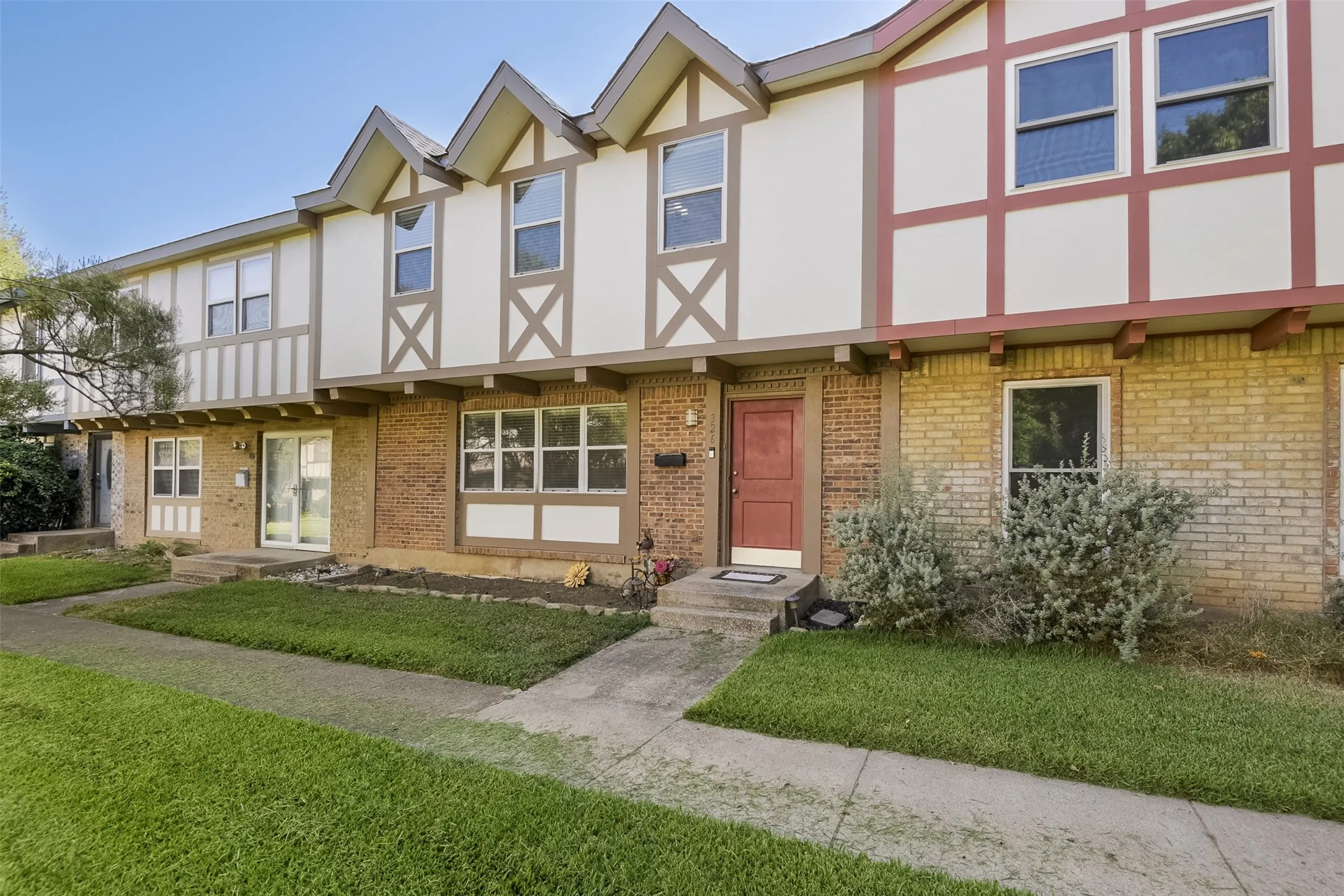 Townhouse For Sale in Tarrant County , 326 Westview Terrace, Arlington, Texas 76013, 3 Bedroom, 3 Bathroom, Garage spaces, 1,872 Sqft, built in 1969, mls#21362716, Real Estate Agent in Arlington, Homes For Sale in Tarrant county, Homes For Sale in Arlington, Realtor in Arlington Texas, Real Estate Brokerage Independent Realty Texas, Luminita Cordes Realtor
