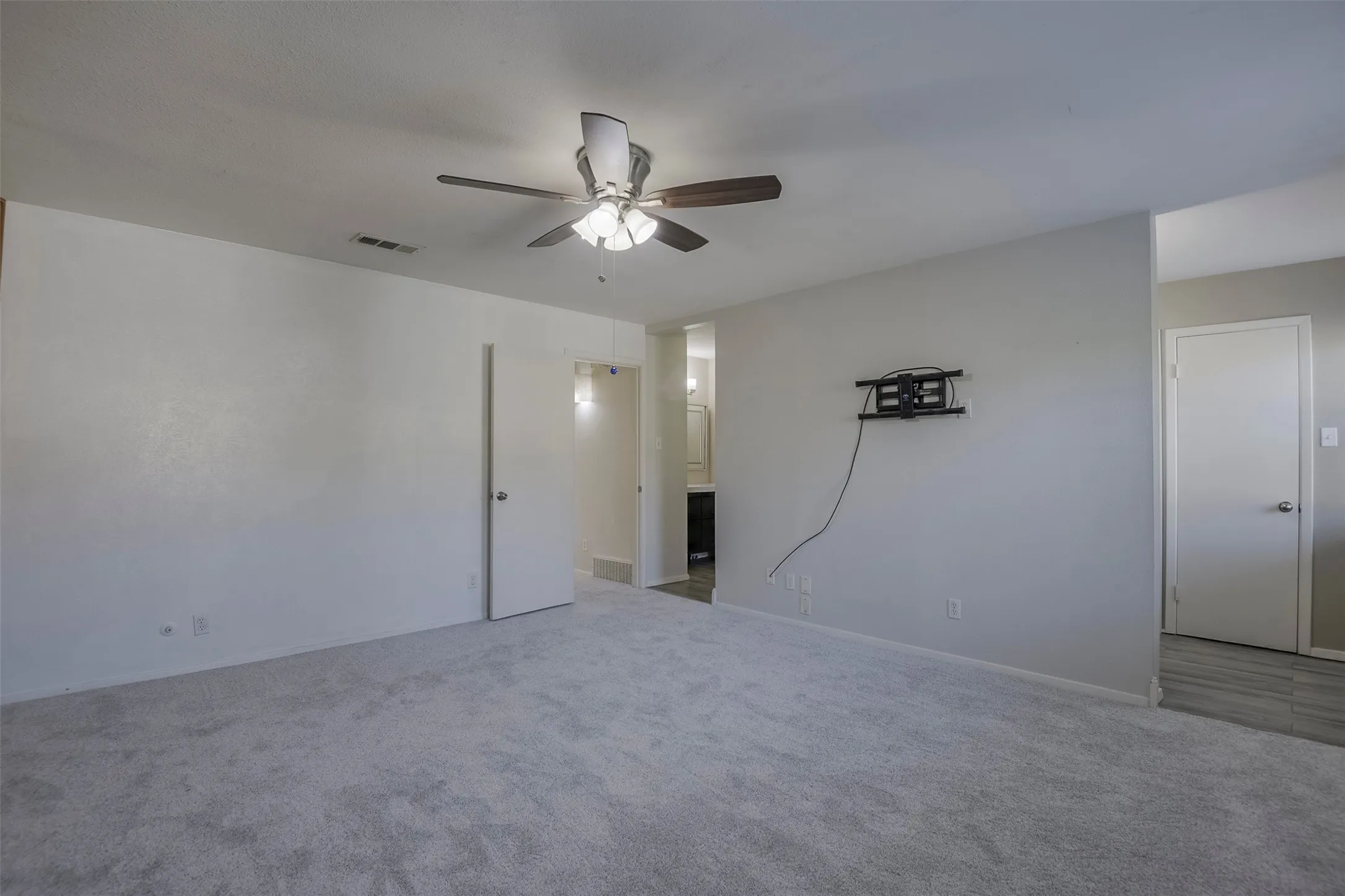 Townhouse For Sale in Tarrant County , 326 Westview Terrace, Arlington, Texas 76013, 3 Bedroom, 3 Bathroom, Garage spaces, 1,872 Sqft, built in 1969, mls#21362716, Real Estate Agent in Arlington, Homes For Sale in Tarrant county, Homes For Sale in Arlington, Realtor in Arlington Texas, Real Estate Brokerage Independent Realty Texas, Luminita Cordes Realtor