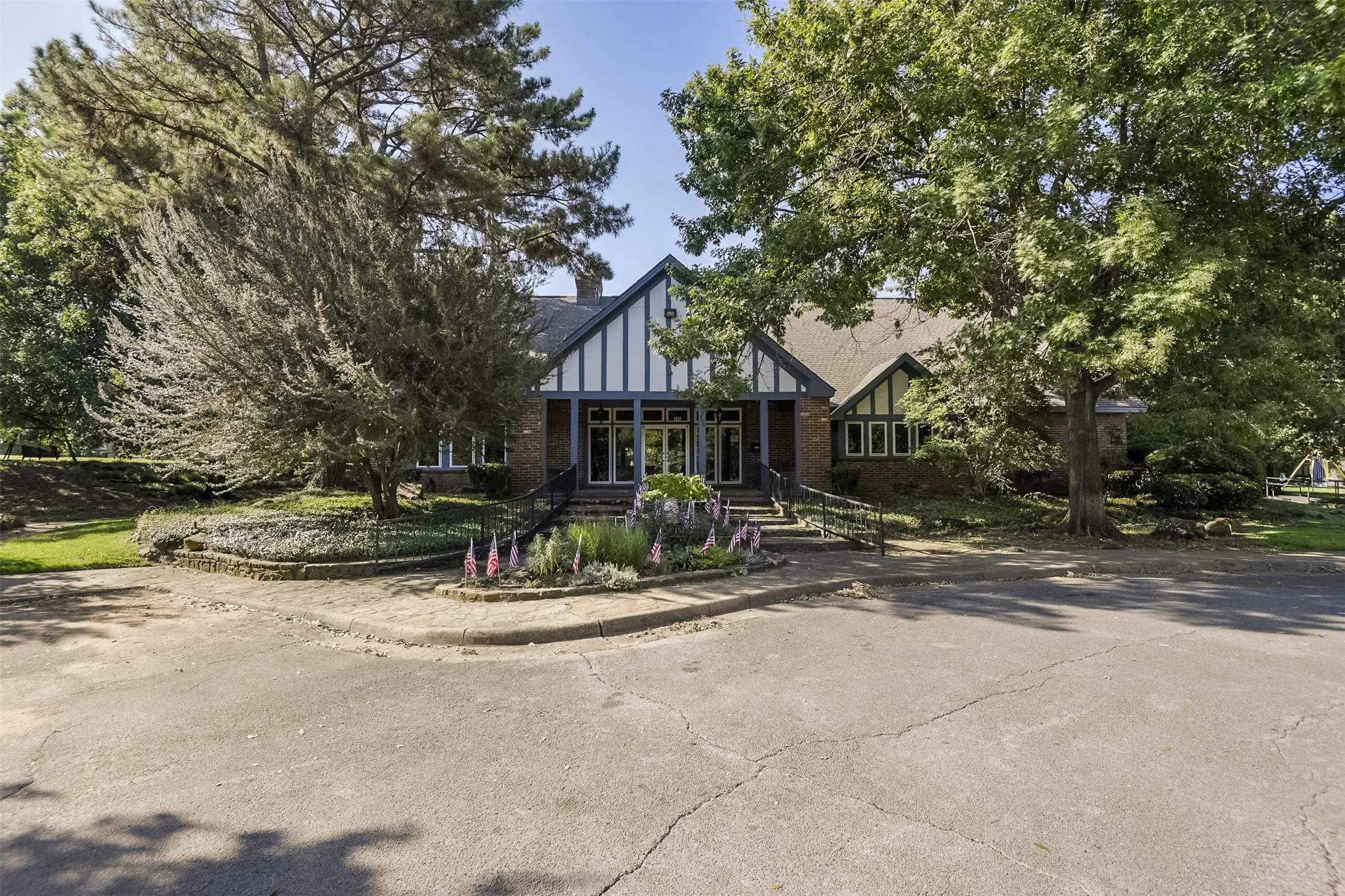 Townhouse For Sale in Tarrant County , 326 Westview Terrace, Arlington, Texas 76013, 3 Bedroom, 3 Bathroom, Garage spaces, 1,872 Sqft, built in 1969, mls#21362716, Real Estate Agent in Arlington, Homes For Sale in Tarrant county, Homes For Sale in Arlington, Realtor in Arlington Texas, Real Estate Brokerage Independent Realty Texas, Luminita Cordes Realtor