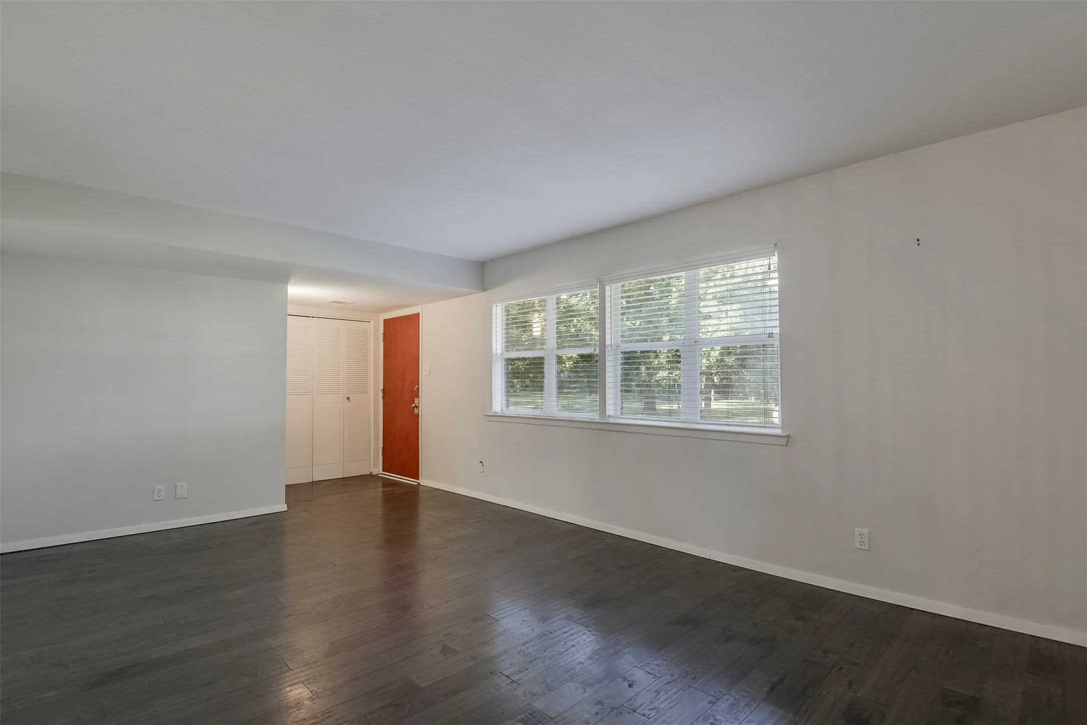 Townhouse For Sale in Tarrant County , 326 Westview Terrace, Arlington, Texas 76013, 3 Bedroom, 3 Bathroom, Garage spaces, 1,872 Sqft, built in 1969, mls#21362716, Real Estate Agent in Arlington, Homes For Sale in Tarrant county, Homes For Sale in Arlington, Realtor in Arlington Texas, Real Estate Brokerage Independent Realty Texas, Luminita Cordes Realtor