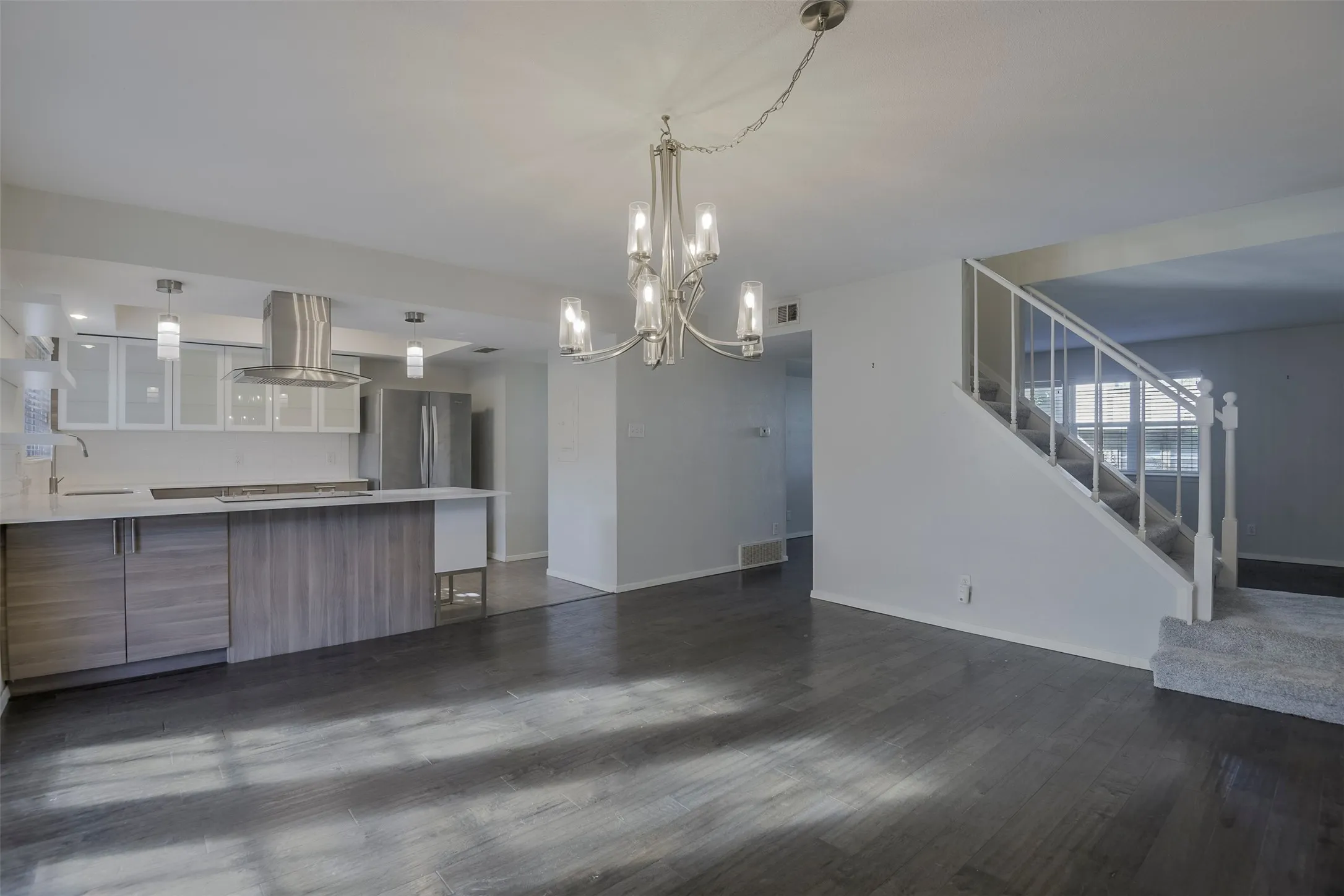 Townhouse For Sale in Tarrant County , 326 Westview Terrace, Arlington, Texas 76013, 3 Bedroom, 3 Bathroom, Garage spaces, 1,872 Sqft, built in 1969, mls#21362716, Real Estate Agent in Arlington, Homes For Sale in Tarrant county, Homes For Sale in Arlington, Realtor in Arlington Texas, Real Estate Brokerage Independent Realty Texas, Luminita Cordes Realtor