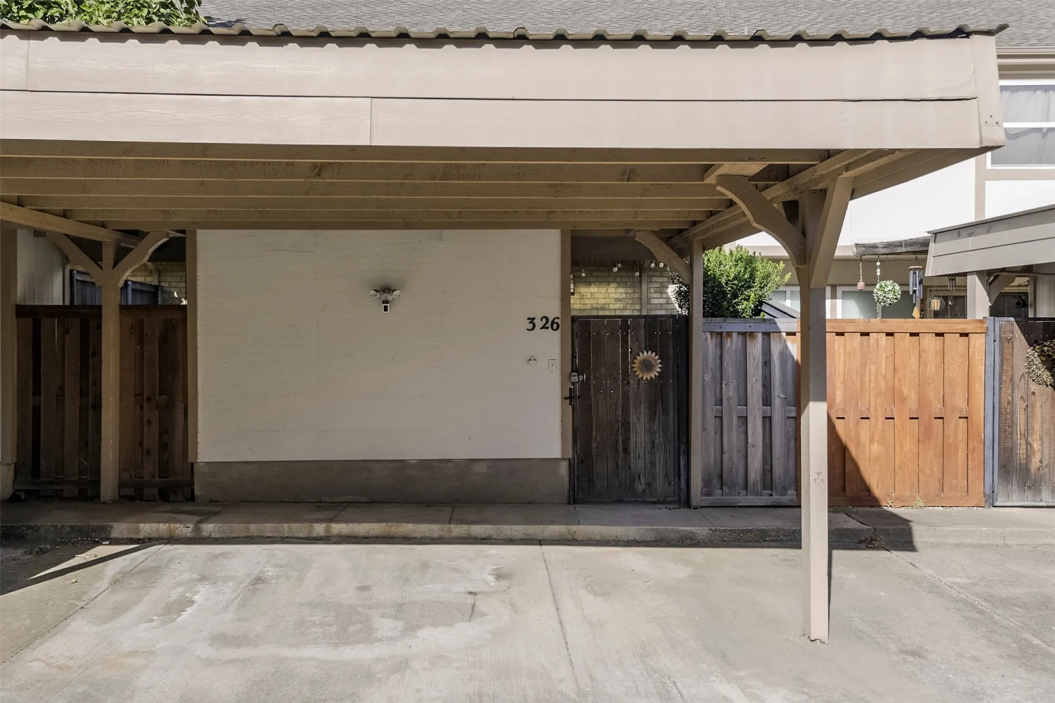 Townhouse For Sale in Tarrant County , 326 Westview Terrace, Arlington, Texas 76013, 3 Bedroom, 3 Bathroom, Garage spaces, 1,872 Sqft, built in 1969, mls#21362716, Real Estate Agent in Arlington, Homes For Sale in Tarrant county, Homes For Sale in Arlington, Realtor in Arlington Texas, Real Estate Brokerage Independent Realty Texas, Luminita Cordes Realtor