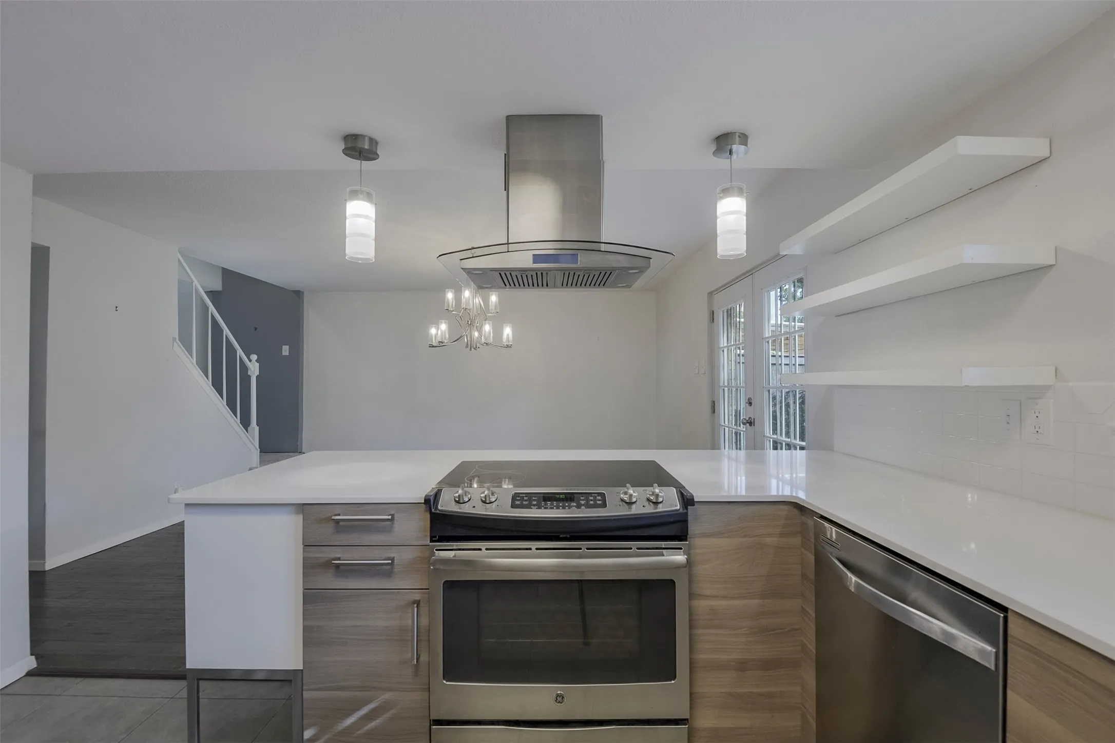 Townhouse For Sale in Tarrant County , 326 Westview Terrace, Arlington, Texas 76013, 3 Bedroom, 3 Bathroom, Garage spaces, 1,872 Sqft, built in 1969, mls#21362716, Real Estate Agent in Arlington, Homes For Sale in Tarrant county, Homes For Sale in Arlington, Realtor in Arlington Texas, Real Estate Brokerage Independent Realty Texas, Luminita Cordes Realtor