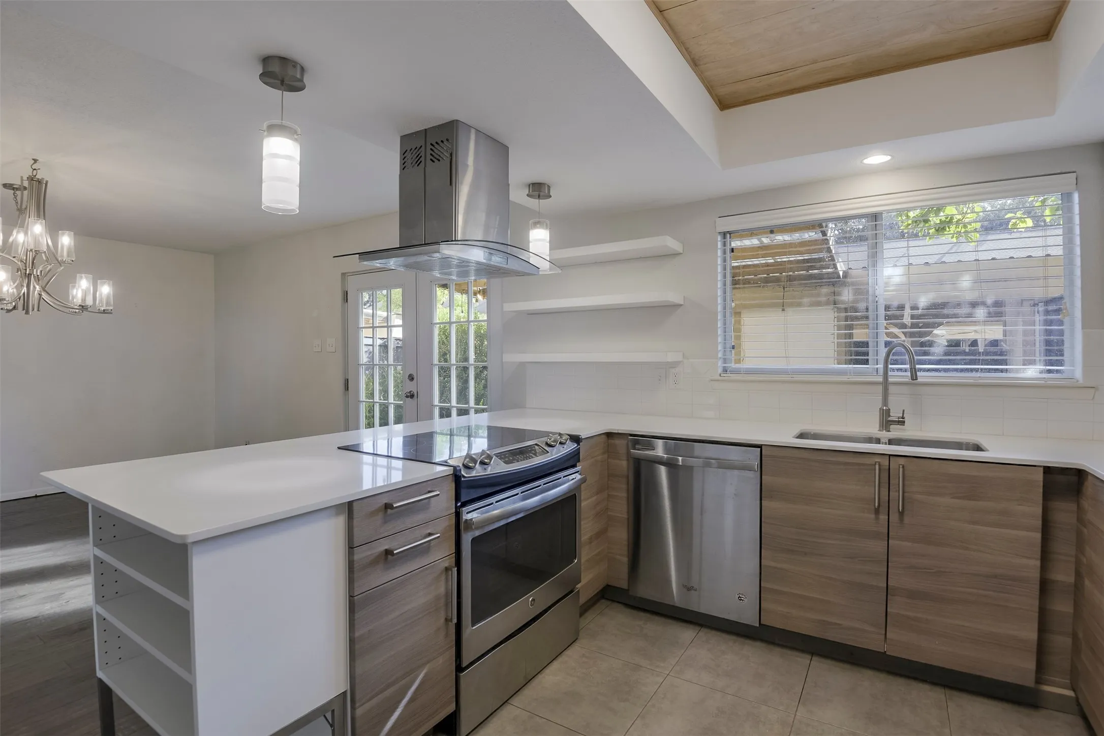 Townhouse For Sale in Tarrant County , 326 Westview Terrace, Arlington, Texas 76013, 3 Bedroom, 3 Bathroom, Garage spaces, 1,872 Sqft, built in 1969, mls#21362716, Real Estate Agent in Arlington, Homes For Sale in Tarrant county, Homes For Sale in Arlington, Realtor in Arlington Texas, Real Estate Brokerage Independent Realty Texas, Luminita Cordes Realtor