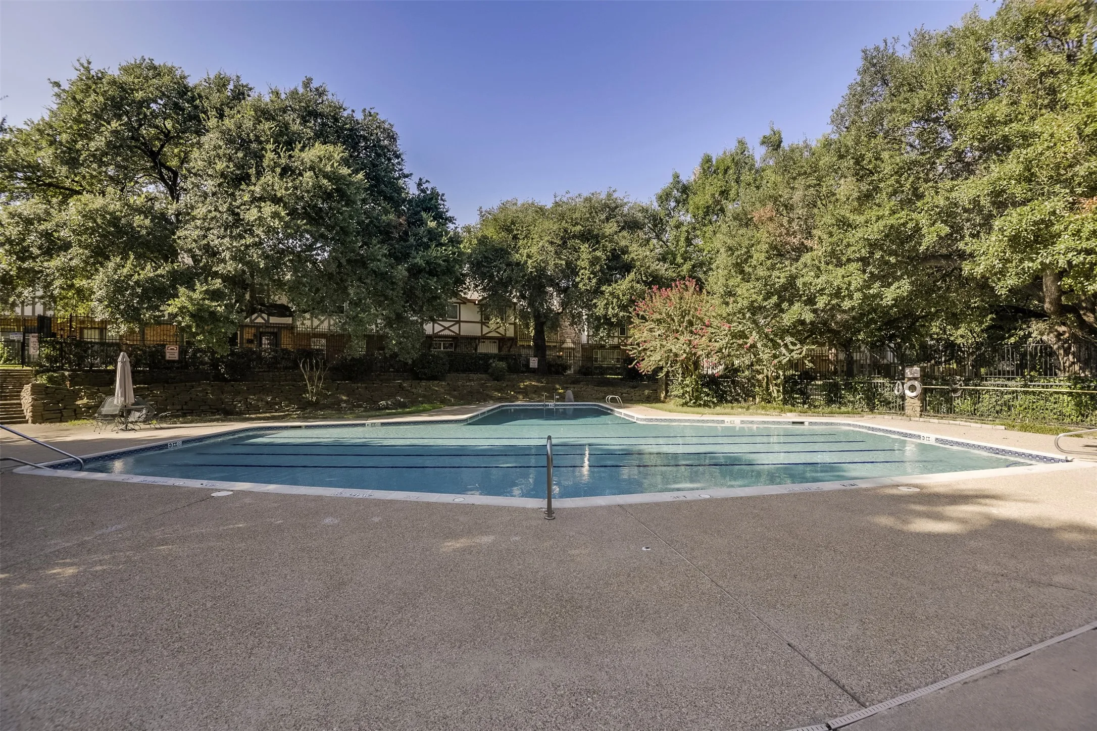 Townhouse For Sale in Tarrant County , 326 Westview Terrace, Arlington, Texas 76013, 3 Bedroom, 3 Bathroom, Garage spaces, 1,872 Sqft, built in 1969, mls#21362716, Real Estate Agent in Arlington, Homes For Sale in Tarrant county, Homes For Sale in Arlington, Realtor in Arlington Texas, Real Estate Brokerage Independent Realty Texas, Luminita Cordes Realtor