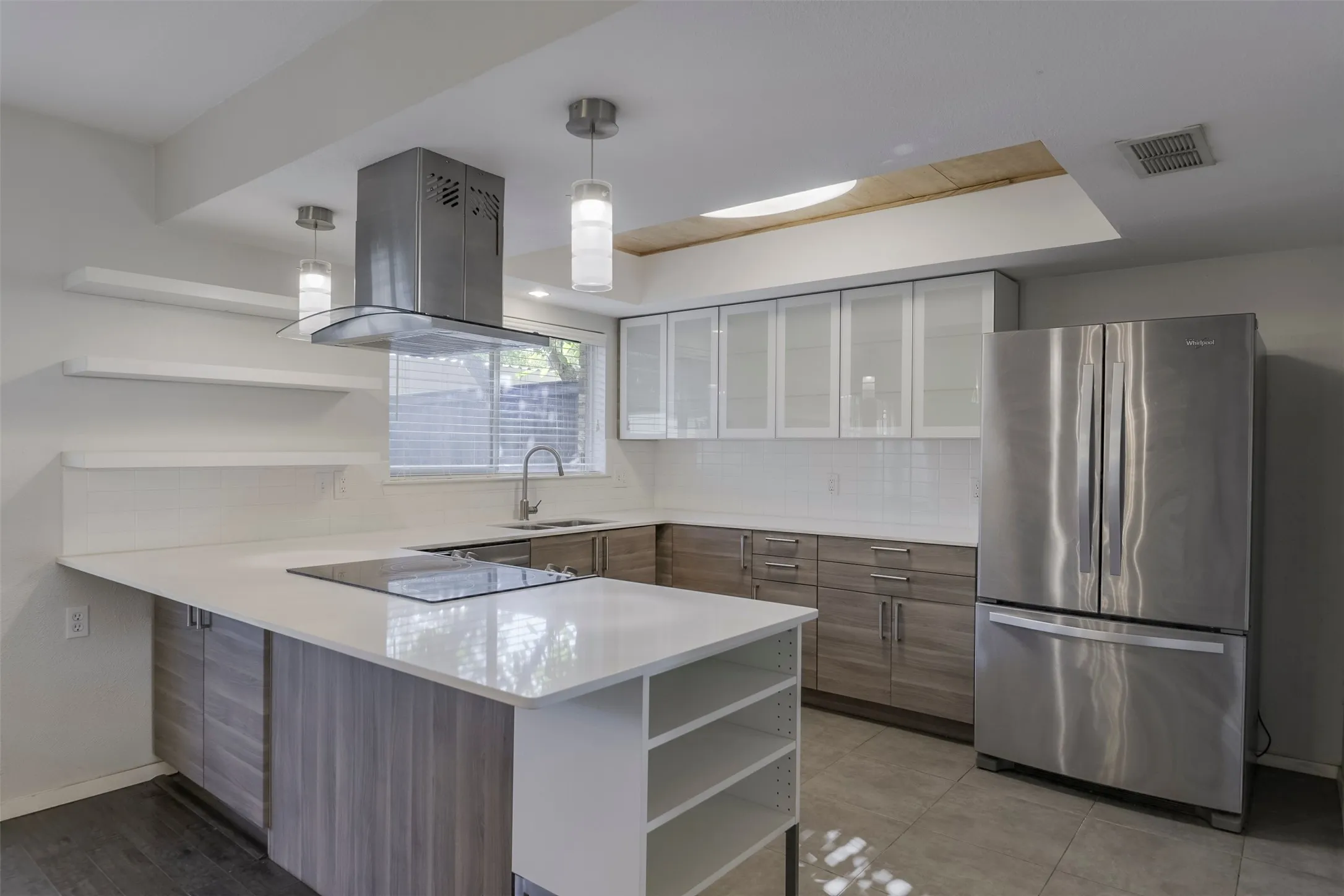 Townhouse For Sale in Tarrant County , 326 Westview Terrace, Arlington, Texas 76013, 3 Bedroom, 3 Bathroom, Garage spaces, 1,872 Sqft, built in 1969, mls#21362716, Real Estate Agent in Arlington, Homes For Sale in Tarrant county, Homes For Sale in Arlington, Realtor in Arlington Texas, Real Estate Brokerage Independent Realty Texas, Luminita Cordes Realtor