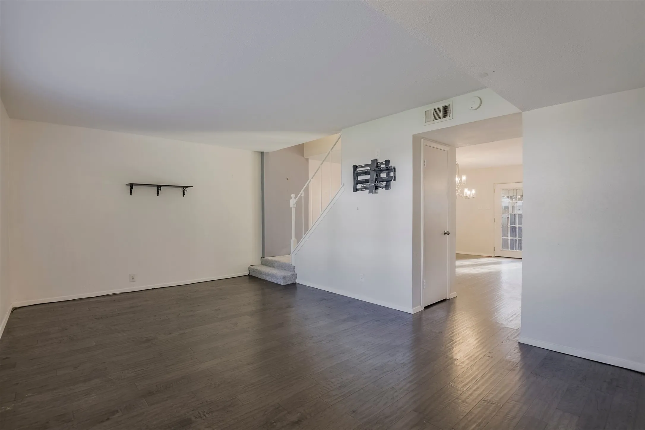 Townhouse For Sale in Tarrant County , 326 Westview Terrace, Arlington, Texas 76013, 3 Bedroom, 3 Bathroom, Garage spaces, 1,872 Sqft, built in 1969, mls#21362716, Real Estate Agent in Arlington, Homes For Sale in Tarrant county, Homes For Sale in Arlington, Realtor in Arlington Texas, Real Estate Brokerage Independent Realty Texas, Luminita Cordes Realtor