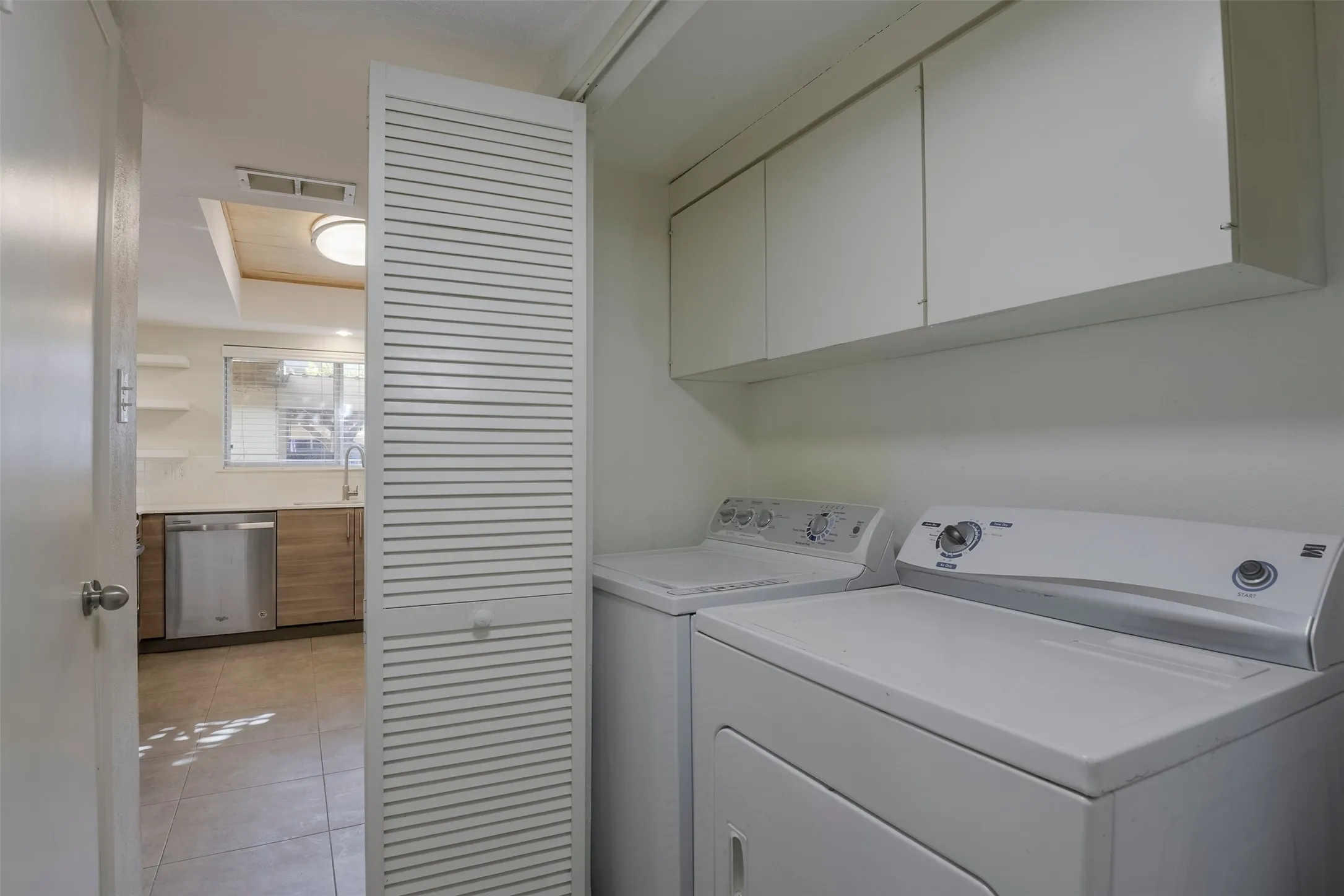 Townhouse For Sale in Tarrant County , 326 Westview Terrace, Arlington, Texas 76013, 3 Bedroom, 3 Bathroom, Garage spaces, 1,872 Sqft, built in 1969, mls#21362716, Real Estate Agent in Arlington, Homes For Sale in Tarrant county, Homes For Sale in Arlington, Realtor in Arlington Texas, Real Estate Brokerage Independent Realty Texas, Luminita Cordes Realtor