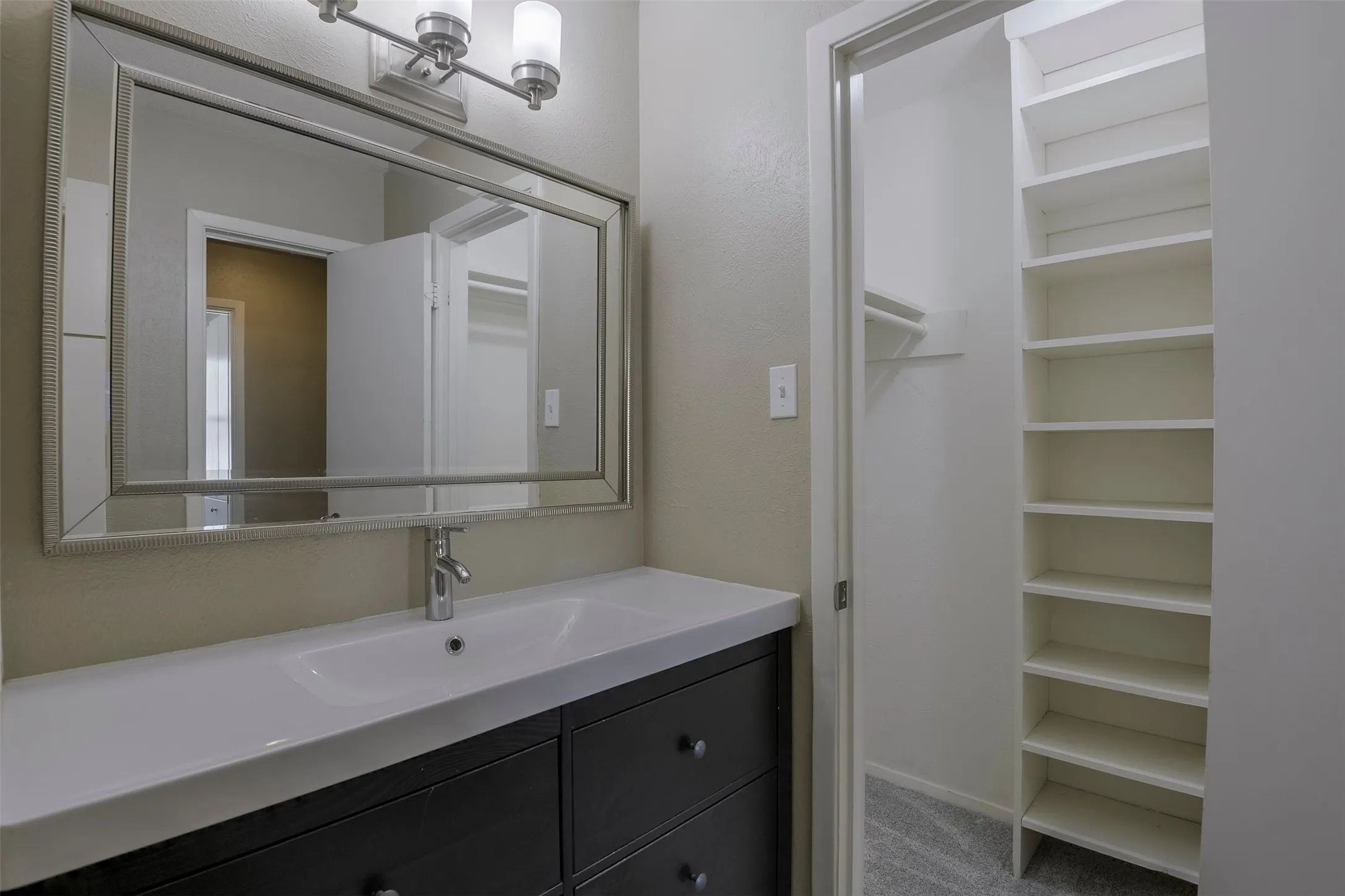 Townhouse For Sale in Tarrant County , 326 Westview Terrace, Arlington, Texas 76013, 3 Bedroom, 3 Bathroom, Garage spaces, 1,872 Sqft, built in 1969, mls#21362716, Real Estate Agent in Arlington, Homes For Sale in Tarrant county, Homes For Sale in Arlington, Realtor in Arlington Texas, Real Estate Brokerage Independent Realty Texas, Luminita Cordes Realtor