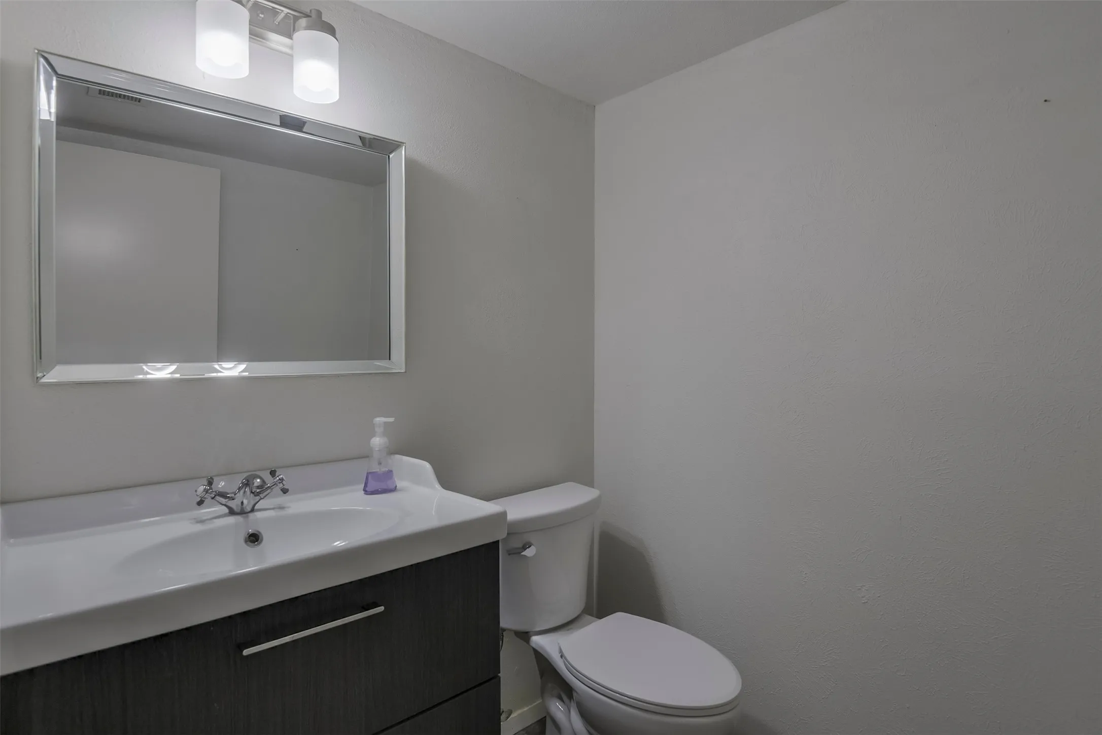Townhouse For Sale in Tarrant County , 326 Westview Terrace, Arlington, Texas 76013, 3 Bedroom, 3 Bathroom, Garage spaces, 1,872 Sqft, built in 1969, mls#21362716, Real Estate Agent in Arlington, Homes For Sale in Tarrant county, Homes For Sale in Arlington, Realtor in Arlington Texas, Real Estate Brokerage Independent Realty Texas, Luminita Cordes Realtor